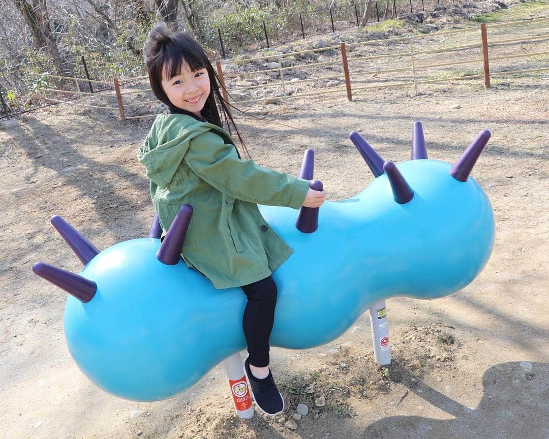 Akiさんのインスタグラム写真 - (AkiInstagram)「3/24 ・ 先日パパのお休みの日に お出かけをしたら 思いのほか撮影スポットが たくさんあって🚗 ・ これがあれでしょ？ 俗に言うインスタ映えってやつでしょ？← ・ ・ 天使の羽根の映えスポットは 娘には高さが足りず🧚‍♀️ ・ 遠近法&下アングルを駆使📷 ・ 地面すれすれで 一眼レフ高速連写してる三十路は 一体どんな姿だっただろう😌 ・ ・ 5月にはあっという間に 7歳の誕生日を迎えてしまう娘👧🏻 ・ 早いなぁ💭 ・ プレゼントを渡したら泣いてくれた 6歳の娘🎁 今年は泣いてくれるかな☺️ ・ ・ ・ ・ #秋保#秋保ヴィレッジ#アグリエの森#ヴィヴィアンアトリエイン秋保」3月24日 19時40分 - mas_0504
