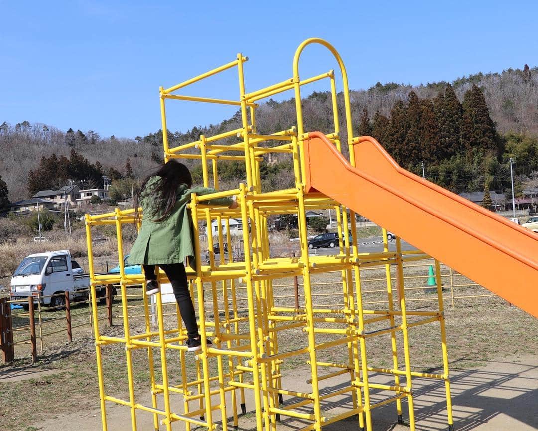 Akiさんのインスタグラム写真 - (AkiInstagram)「3/24 ・ 先日パパのお休みの日に お出かけをしたら 思いのほか撮影スポットが たくさんあって🚗 ・ これがあれでしょ？ 俗に言うインスタ映えってやつでしょ？← ・ ・ 天使の羽根の映えスポットは 娘には高さが足りず🧚‍♀️ ・ 遠近法&下アングルを駆使📷 ・ 地面すれすれで 一眼レフ高速連写してる三十路は 一体どんな姿だっただろう😌 ・ ・ 5月にはあっという間に 7歳の誕生日を迎えてしまう娘👧🏻 ・ 早いなぁ💭 ・ プレゼントを渡したら泣いてくれた 6歳の娘🎁 今年は泣いてくれるかな☺️ ・ ・ ・ ・ #秋保#秋保ヴィレッジ#アグリエの森#ヴィヴィアンアトリエイン秋保」3月24日 19時40分 - mas_0504