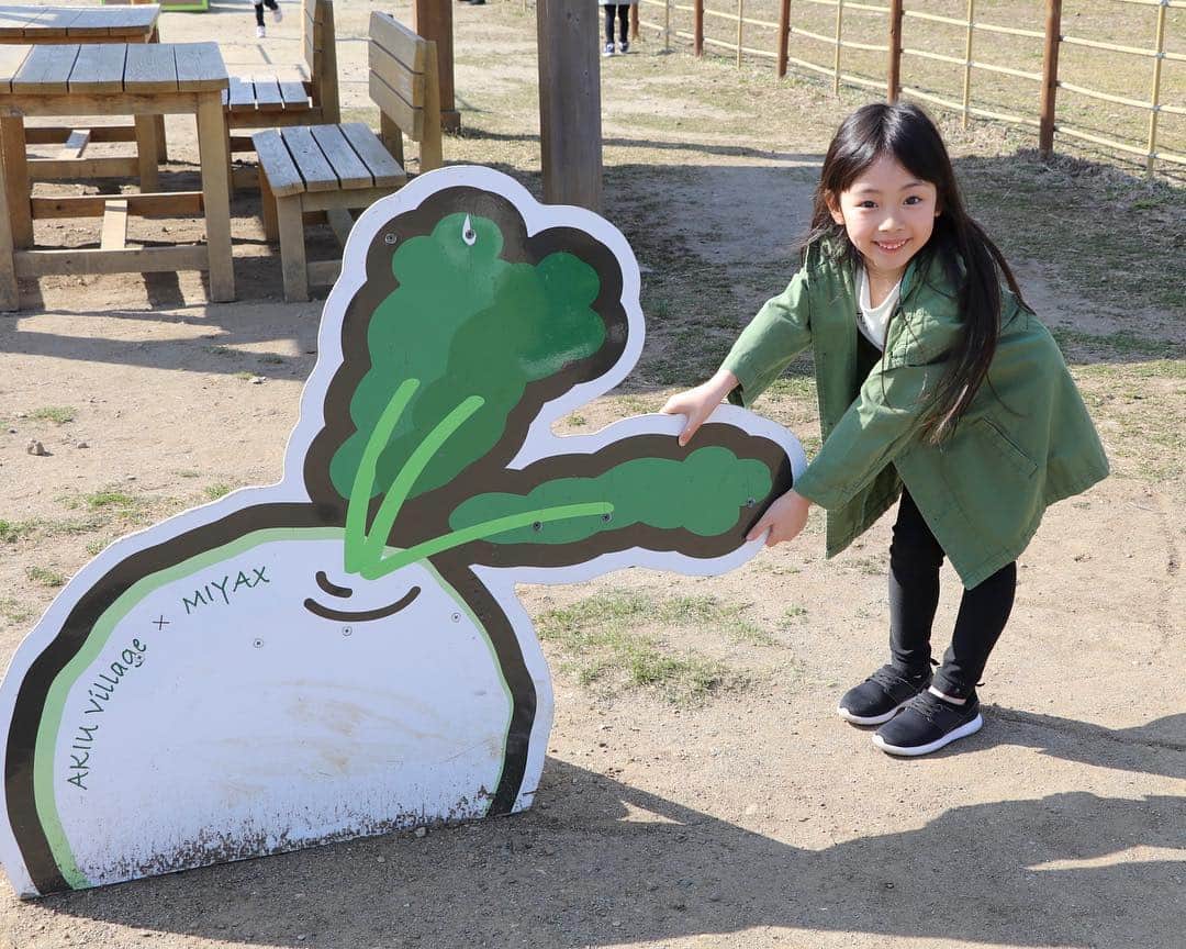 Akiさんのインスタグラム写真 - (AkiInstagram)「3/24 ・ 先日パパのお休みの日に お出かけをしたら 思いのほか撮影スポットが たくさんあって🚗 ・ これがあれでしょ？ 俗に言うインスタ映えってやつでしょ？← ・ ・ 天使の羽根の映えスポットは 娘には高さが足りず🧚‍♀️ ・ 遠近法&下アングルを駆使📷 ・ 地面すれすれで 一眼レフ高速連写してる三十路は 一体どんな姿だっただろう😌 ・ ・ 5月にはあっという間に 7歳の誕生日を迎えてしまう娘👧🏻 ・ 早いなぁ💭 ・ プレゼントを渡したら泣いてくれた 6歳の娘🎁 今年は泣いてくれるかな☺️ ・ ・ ・ ・ #秋保#秋保ヴィレッジ#アグリエの森#ヴィヴィアンアトリエイン秋保」3月24日 19時40分 - mas_0504