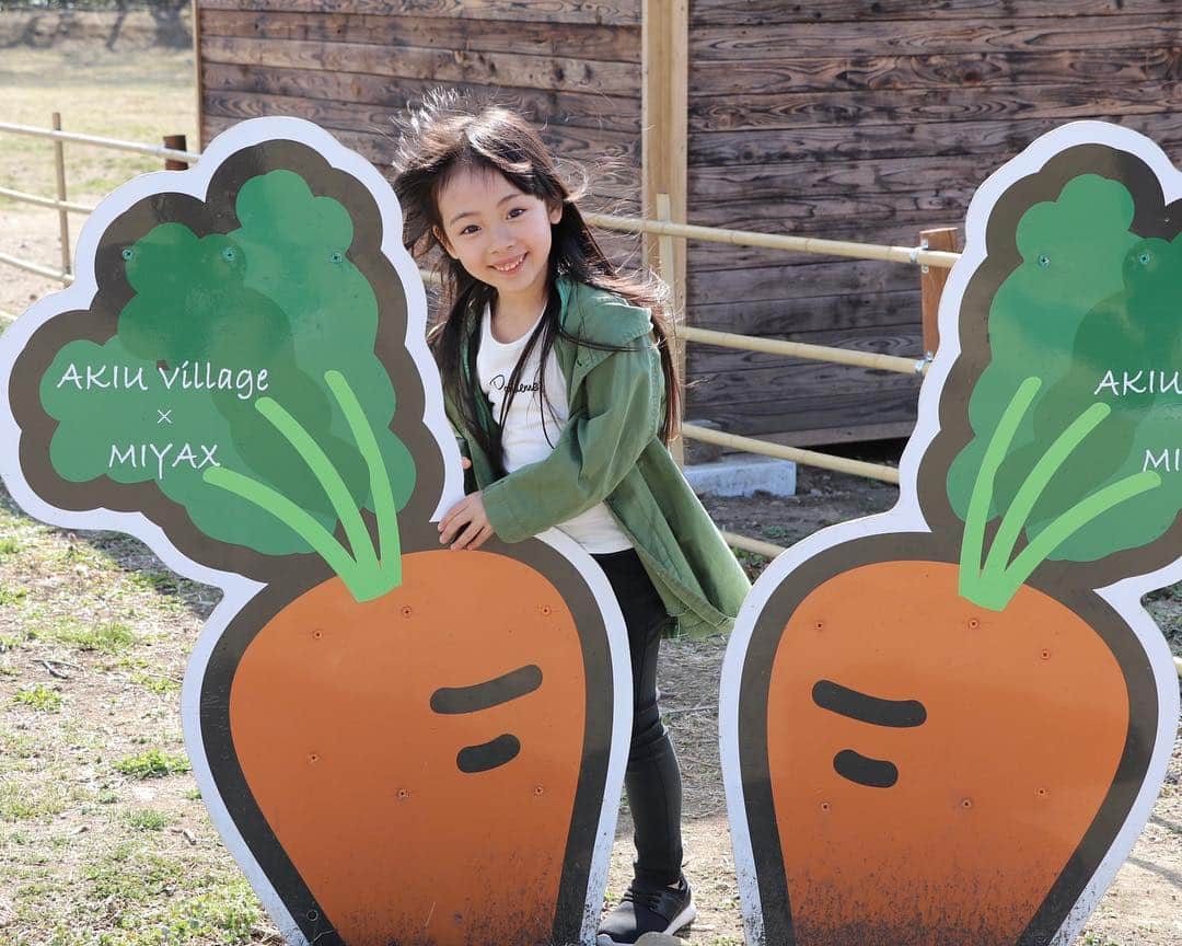 Akiさんのインスタグラム写真 - (AkiInstagram)「3/24 ・ 先日パパのお休みの日に お出かけをしたら 思いのほか撮影スポットが たくさんあって🚗 ・ これがあれでしょ？ 俗に言うインスタ映えってやつでしょ？← ・ ・ 天使の羽根の映えスポットは 娘には高さが足りず🧚‍♀️ ・ 遠近法&下アングルを駆使📷 ・ 地面すれすれで 一眼レフ高速連写してる三十路は 一体どんな姿だっただろう😌 ・ ・ 5月にはあっという間に 7歳の誕生日を迎えてしまう娘👧🏻 ・ 早いなぁ💭 ・ プレゼントを渡したら泣いてくれた 6歳の娘🎁 今年は泣いてくれるかな☺️ ・ ・ ・ ・ #秋保#秋保ヴィレッジ#アグリエの森#ヴィヴィアンアトリエイン秋保」3月24日 19時40分 - mas_0504