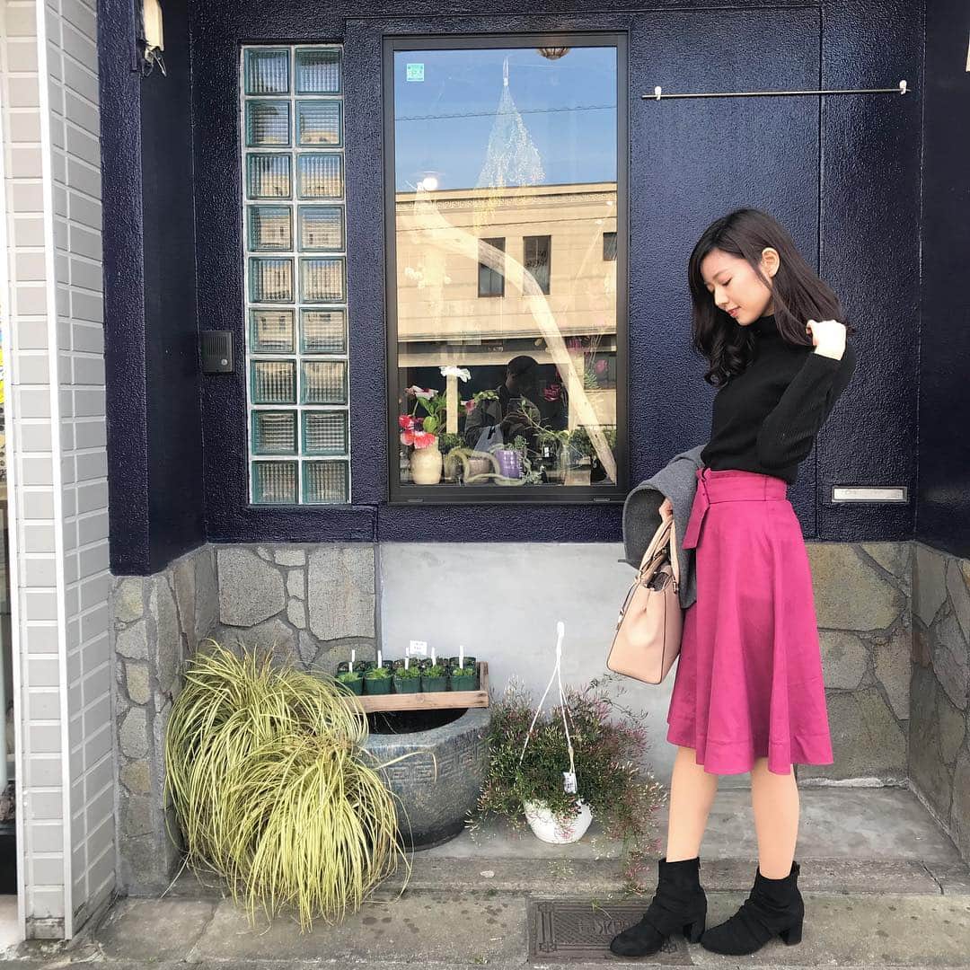 杉浦みずきのインスタグラム：「. 出町柳にあるおしゃれなお花やさん💐 鏡に写ってるのはかつての… もうこうやって写真とることなんかめったにない ミスキャン思い出すなぁ えもえも ・ ・ #めんどくさがりやの私が #1人女子力向上委員会立ち上げました #写真撮るのめんどくさがらんとこ #もっとちゃんとおしゃれもしよ」