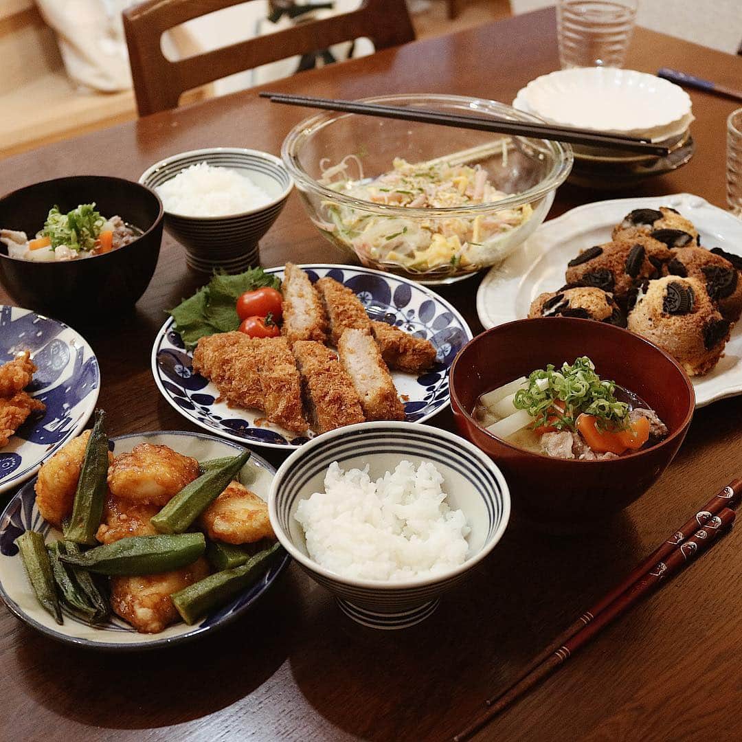 ゆかり/yukariのインスタグラム：「夜ごはん。 今日からお父さんが来たので5人の食卓。 作ったものも、お惣菜も。 美味しく食べられれば何でもよいのです。 * * * #おうちごはん #うちごはん #晩ごはん #夜ごはん #夕食 #料理 #手料理 #食卓 #自炊 #家庭料理 #料理好きな人と繋がりたい #暮らし #テーブルコーディネート #おうちごはんLover #food #japanesefood #foodpic #タベリー #和食 #今日の晩御飯 #手抜きごはん #うつわ」