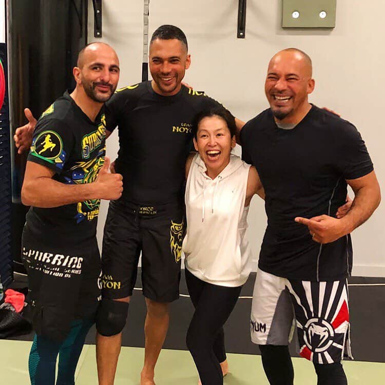 しなしさとこさんのインスタグラム写真 - (しなしさとこInstagram)「. . ⑧France ミッシェルとMMAコーチ。 ありがとうございます😊 プレゼント嬉しい^ ^ アル通訳ありがとう😊 . . #しなしさとこ #satokoshinashi #女子格闘技 #格闘技女子 #ジョシカク #女子アスリート #腹筋女子 #mma #柔道 #judo #柔術 #サンボ #42歳 #アラフォー#amiens #アミアン#フランス #noyon #judoclub#france #関節技 #絞め技 #yawara道着はオーダーメイド #プレゼント #ありがとう#judoculbnoyon#さとこセミナー#ミッシェルヤマ」3月24日 19時51分 - shinashisatoko
