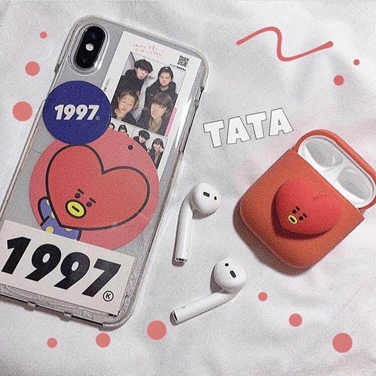 ハルハルさんのインスタグラム写真 - (ハルハルInstagram)「推しのキャラならぜったい欲しい🔊💘﻿ BT21のAirPodsケースが可愛すぎる件…！！﻿ ﻿ ﻿ 안명~ ハルハル編集部のきょんです。﻿ 今回紹介するのは、BT21のAirPodsケース❤︎﻿ ﻿ ARMYさんなら見逃せないBT21のグッズ！﻿ ﻿ ブームになりまくりのAirPodsケースも、BT21デザインのものがあるんです✨﻿ ﻿ ハルハル編集部がソウルのラインフレンズショップで見つけたケースは、真ん中にBT21のキャラがいるもの！﻿ ﻿ お値段は、14,900₩でした！ぷっくりしたキャラたちが可愛すぎる〜🥺思わず買っちゃいそうでしたㅋㅋㅋ﻿ ﻿ AirPodsケースまだ持ってないよ！AirPodsこれから買うよ！って子は要チェック🛒プチプリからの購入もできます〜！﻿ ﻿ ﻿ -------------------------------------------﻿﻿﻿﻿﻿﻿﻿﻿﻿ ﻿ 今回の可愛いお写真は、﻿ 以下の方からお借りしています♡﻿ ﻿ Thanks for…﻿﻿﻿﻿﻿ ﻿ @_apeach_bts 님﻿ @tak_gram0213 님﻿ @o_xuv 님﻿ @7miu_n9 님﻿ ﻿ ﻿ #ハルスタ やハルハルをタグ付けしていただくと、﻿ ハルハルの記事やInstagramに投稿させていただく場合がございます💐 ﻿ ﻿﻿﻿﻿﻿﻿﻿﻿﻿ #하루스타 #하루하루 를 태그 하시면﻿ 하루하루의 기사와 인스타그램에서 사용할 가능성이 있습니다💐﻿ -------------------------------------------﻿﻿﻿﻿﻿﻿﻿﻿﻿ ﻿ ﻿ ﻿ ﻿ #반탄소년단#airpods#airpodscase#bt21#bts#tata#RJ#korea#韓国好きな人と繋がりたい#🇰🇷#防弾少年団#韓国情報#渡韓#韓国旅行#韓国女子﻿ #韓国女子旅#ハルハルの渡韓日記」3月24日 19時56分 - haruharu_furyu