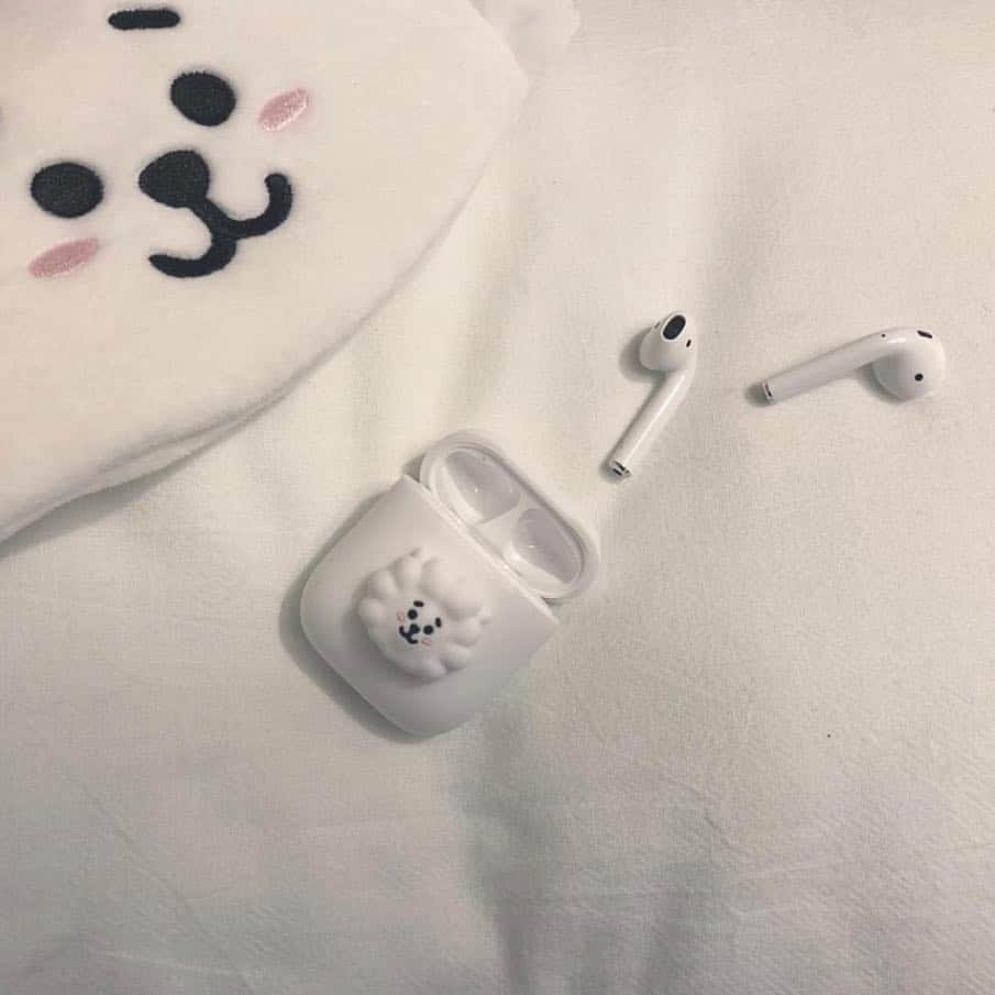 ハルハルさんのインスタグラム写真 - (ハルハルInstagram)「推しのキャラならぜったい欲しい🔊💘﻿ BT21のAirPodsケースが可愛すぎる件…！！﻿ ﻿ ﻿ 안명~ ハルハル編集部のきょんです。﻿ 今回紹介するのは、BT21のAirPodsケース❤︎﻿ ﻿ ARMYさんなら見逃せないBT21のグッズ！﻿ ﻿ ブームになりまくりのAirPodsケースも、BT21デザインのものがあるんです✨﻿ ﻿ ハルハル編集部がソウルのラインフレンズショップで見つけたケースは、真ん中にBT21のキャラがいるもの！﻿ ﻿ お値段は、14,900₩でした！ぷっくりしたキャラたちが可愛すぎる〜🥺思わず買っちゃいそうでしたㅋㅋㅋ﻿ ﻿ AirPodsケースまだ持ってないよ！AirPodsこれから買うよ！って子は要チェック🛒プチプリからの購入もできます〜！﻿ ﻿ ﻿ -------------------------------------------﻿﻿﻿﻿﻿﻿﻿﻿﻿ ﻿ 今回の可愛いお写真は、﻿ 以下の方からお借りしています♡﻿ ﻿ Thanks for…﻿﻿﻿﻿﻿ ﻿ @_apeach_bts 님﻿ @tak_gram0213 님﻿ @o_xuv 님﻿ @7miu_n9 님﻿ ﻿ ﻿ #ハルスタ やハルハルをタグ付けしていただくと、﻿ ハルハルの記事やInstagramに投稿させていただく場合がございます💐 ﻿ ﻿﻿﻿﻿﻿﻿﻿﻿﻿ #하루스타 #하루하루 를 태그 하시면﻿ 하루하루의 기사와 인스타그램에서 사용할 가능성이 있습니다💐﻿ -------------------------------------------﻿﻿﻿﻿﻿﻿﻿﻿﻿ ﻿ ﻿ ﻿ ﻿ #반탄소년단#airpods#airpodscase#bt21#bts#tata#RJ#korea#韓国好きな人と繋がりたい#🇰🇷#防弾少年団#韓国情報#渡韓#韓国旅行#韓国女子﻿ #韓国女子旅#ハルハルの渡韓日記」3月24日 19時56分 - haruharu_furyu