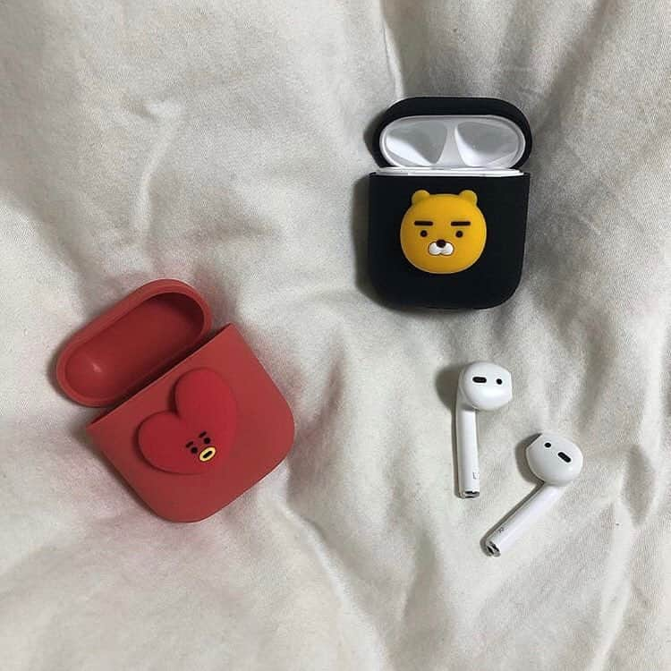 ハルハルさんのインスタグラム写真 - (ハルハルInstagram)「推しのキャラならぜったい欲しい🔊💘﻿ BT21のAirPodsケースが可愛すぎる件…！！﻿ ﻿ ﻿ 안명~ ハルハル編集部のきょんです。﻿ 今回紹介するのは、BT21のAirPodsケース❤︎﻿ ﻿ ARMYさんなら見逃せないBT21のグッズ！﻿ ﻿ ブームになりまくりのAirPodsケースも、BT21デザインのものがあるんです✨﻿ ﻿ ハルハル編集部がソウルのラインフレンズショップで見つけたケースは、真ん中にBT21のキャラがいるもの！﻿ ﻿ お値段は、14,900₩でした！ぷっくりしたキャラたちが可愛すぎる〜🥺思わず買っちゃいそうでしたㅋㅋㅋ﻿ ﻿ AirPodsケースまだ持ってないよ！AirPodsこれから買うよ！って子は要チェック🛒プチプリからの購入もできます〜！﻿ ﻿ ﻿ -------------------------------------------﻿﻿﻿﻿﻿﻿﻿﻿﻿ ﻿ 今回の可愛いお写真は、﻿ 以下の方からお借りしています♡﻿ ﻿ Thanks for…﻿﻿﻿﻿﻿ ﻿ @_apeach_bts 님﻿ @tak_gram0213 님﻿ @o_xuv 님﻿ @7miu_n9 님﻿ ﻿ ﻿ #ハルスタ やハルハルをタグ付けしていただくと、﻿ ハルハルの記事やInstagramに投稿させていただく場合がございます💐 ﻿ ﻿﻿﻿﻿﻿﻿﻿﻿﻿ #하루스타 #하루하루 를 태그 하시면﻿ 하루하루의 기사와 인스타그램에서 사용할 가능성이 있습니다💐﻿ -------------------------------------------﻿﻿﻿﻿﻿﻿﻿﻿﻿ ﻿ ﻿ ﻿ ﻿ #반탄소년단#airpods#airpodscase#bt21#bts#tata#RJ#korea#韓国好きな人と繋がりたい#🇰🇷#防弾少年団#韓国情報#渡韓#韓国旅行#韓国女子﻿ #韓国女子旅#ハルハルの渡韓日記」3月24日 19時56分 - haruharu_furyu