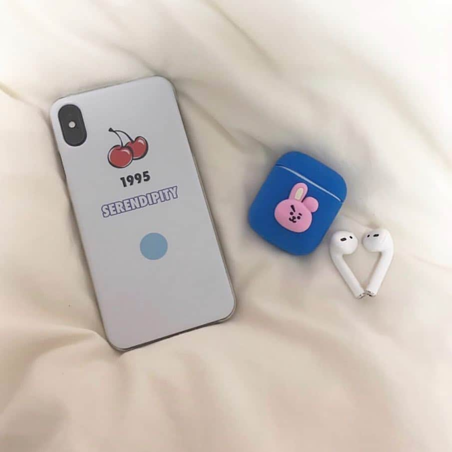 ハルハルさんのインスタグラム写真 - (ハルハルInstagram)「推しのキャラならぜったい欲しい🔊💘﻿ BT21のAirPodsケースが可愛すぎる件…！！﻿ ﻿ ﻿ 안명~ ハルハル編集部のきょんです。﻿ 今回紹介するのは、BT21のAirPodsケース❤︎﻿ ﻿ ARMYさんなら見逃せないBT21のグッズ！﻿ ﻿ ブームになりまくりのAirPodsケースも、BT21デザインのものがあるんです✨﻿ ﻿ ハルハル編集部がソウルのラインフレンズショップで見つけたケースは、真ん中にBT21のキャラがいるもの！﻿ ﻿ お値段は、14,900₩でした！ぷっくりしたキャラたちが可愛すぎる〜🥺思わず買っちゃいそうでしたㅋㅋㅋ﻿ ﻿ AirPodsケースまだ持ってないよ！AirPodsこれから買うよ！って子は要チェック🛒プチプリからの購入もできます〜！﻿ ﻿ ﻿ -------------------------------------------﻿﻿﻿﻿﻿﻿﻿﻿﻿ ﻿ 今回の可愛いお写真は、﻿ 以下の方からお借りしています♡﻿ ﻿ Thanks for…﻿﻿﻿﻿﻿ ﻿ @_apeach_bts 님﻿ @tak_gram0213 님﻿ @o_xuv 님﻿ @7miu_n9 님﻿ ﻿ ﻿ #ハルスタ やハルハルをタグ付けしていただくと、﻿ ハルハルの記事やInstagramに投稿させていただく場合がございます💐 ﻿ ﻿﻿﻿﻿﻿﻿﻿﻿﻿ #하루스타 #하루하루 를 태그 하시면﻿ 하루하루의 기사와 인스타그램에서 사용할 가능성이 있습니다💐﻿ -------------------------------------------﻿﻿﻿﻿﻿﻿﻿﻿﻿ ﻿ ﻿ ﻿ ﻿ #반탄소년단#airpods#airpodscase#bt21#bts#tata#RJ#korea#韓国好きな人と繋がりたい#🇰🇷#防弾少年団#韓国情報#渡韓#韓国旅行#韓国女子﻿ #韓国女子旅#ハルハルの渡韓日記」3月24日 19時56分 - haruharu_furyu