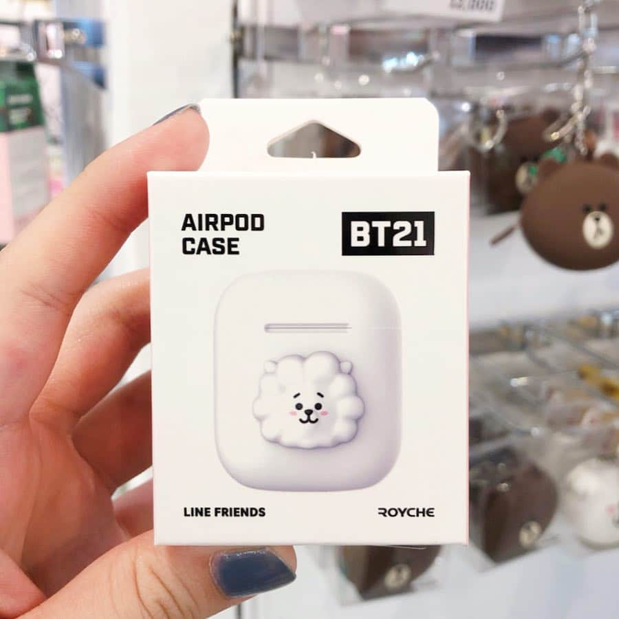 ハルハルさんのインスタグラム写真 - (ハルハルInstagram)「推しのキャラならぜったい欲しい🔊💘﻿ BT21のAirPodsケースが可愛すぎる件…！！﻿ ﻿ ﻿ 안명~ ハルハル編集部のきょんです。﻿ 今回紹介するのは、BT21のAirPodsケース❤︎﻿ ﻿ ARMYさんなら見逃せないBT21のグッズ！﻿ ﻿ ブームになりまくりのAirPodsケースも、BT21デザインのものがあるんです✨﻿ ﻿ ハルハル編集部がソウルのラインフレンズショップで見つけたケースは、真ん中にBT21のキャラがいるもの！﻿ ﻿ お値段は、14,900₩でした！ぷっくりしたキャラたちが可愛すぎる〜🥺思わず買っちゃいそうでしたㅋㅋㅋ﻿ ﻿ AirPodsケースまだ持ってないよ！AirPodsこれから買うよ！って子は要チェック🛒プチプリからの購入もできます〜！﻿ ﻿ ﻿ -------------------------------------------﻿﻿﻿﻿﻿﻿﻿﻿﻿ ﻿ 今回の可愛いお写真は、﻿ 以下の方からお借りしています♡﻿ ﻿ Thanks for…﻿﻿﻿﻿﻿ ﻿ @_apeach_bts 님﻿ @tak_gram0213 님﻿ @o_xuv 님﻿ @7miu_n9 님﻿ ﻿ ﻿ #ハルスタ やハルハルをタグ付けしていただくと、﻿ ハルハルの記事やInstagramに投稿させていただく場合がございます💐 ﻿ ﻿﻿﻿﻿﻿﻿﻿﻿﻿ #하루스타 #하루하루 를 태그 하시면﻿ 하루하루의 기사와 인스타그램에서 사용할 가능성이 있습니다💐﻿ -------------------------------------------﻿﻿﻿﻿﻿﻿﻿﻿﻿ ﻿ ﻿ ﻿ ﻿ #반탄소년단#airpods#airpodscase#bt21#bts#tata#RJ#korea#韓国好きな人と繋がりたい#🇰🇷#防弾少年団#韓国情報#渡韓#韓国旅行#韓国女子﻿ #韓国女子旅#ハルハルの渡韓日記」3月24日 19時56分 - haruharu_furyu