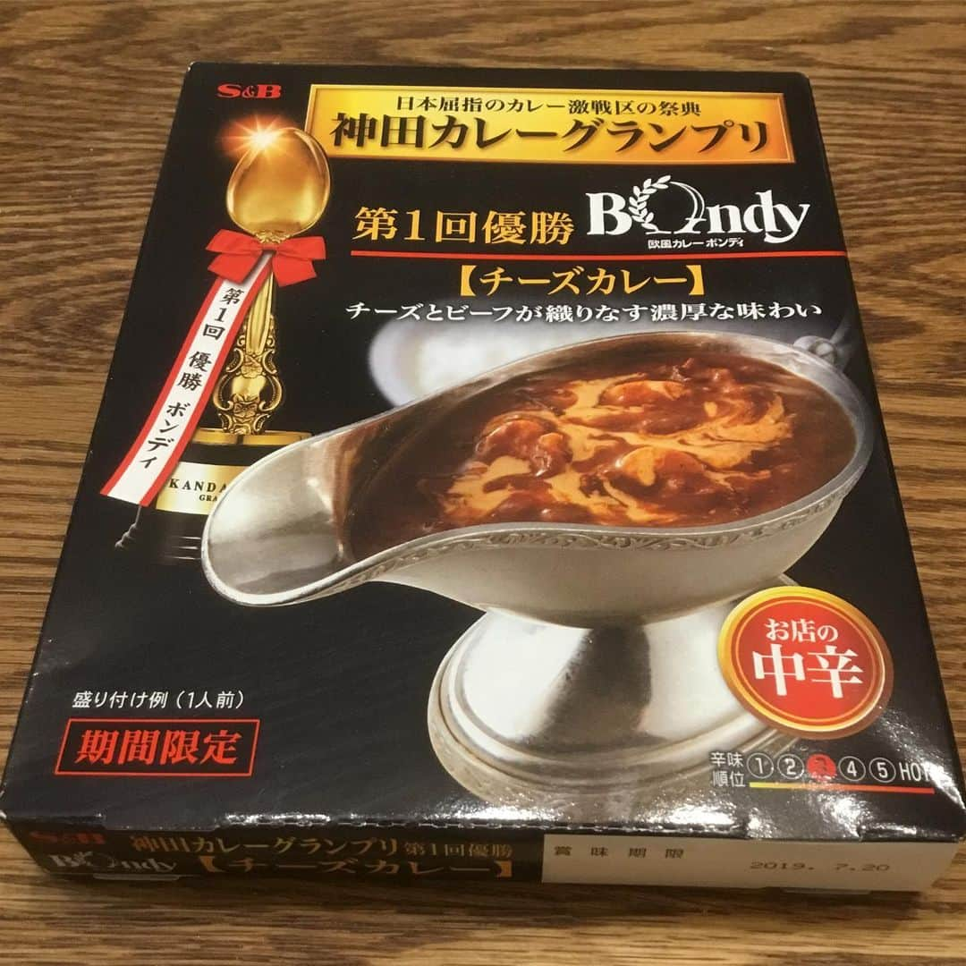 木村ひさしさんのインスタグラム写真 - (木村ひさしInstagram)「最高のおっさんのレトルトカレー 神田カレーグランプリ第一回優勝 欧風カレーボンディ チーズカレー 中辛 チーズが入ったレトルトカレーはじめて食べた。レトルトの再現とはいえ、さすが優勝店だね。 #最高のおっさんのカレー」3月24日 19時59分 - kimura.hisashi