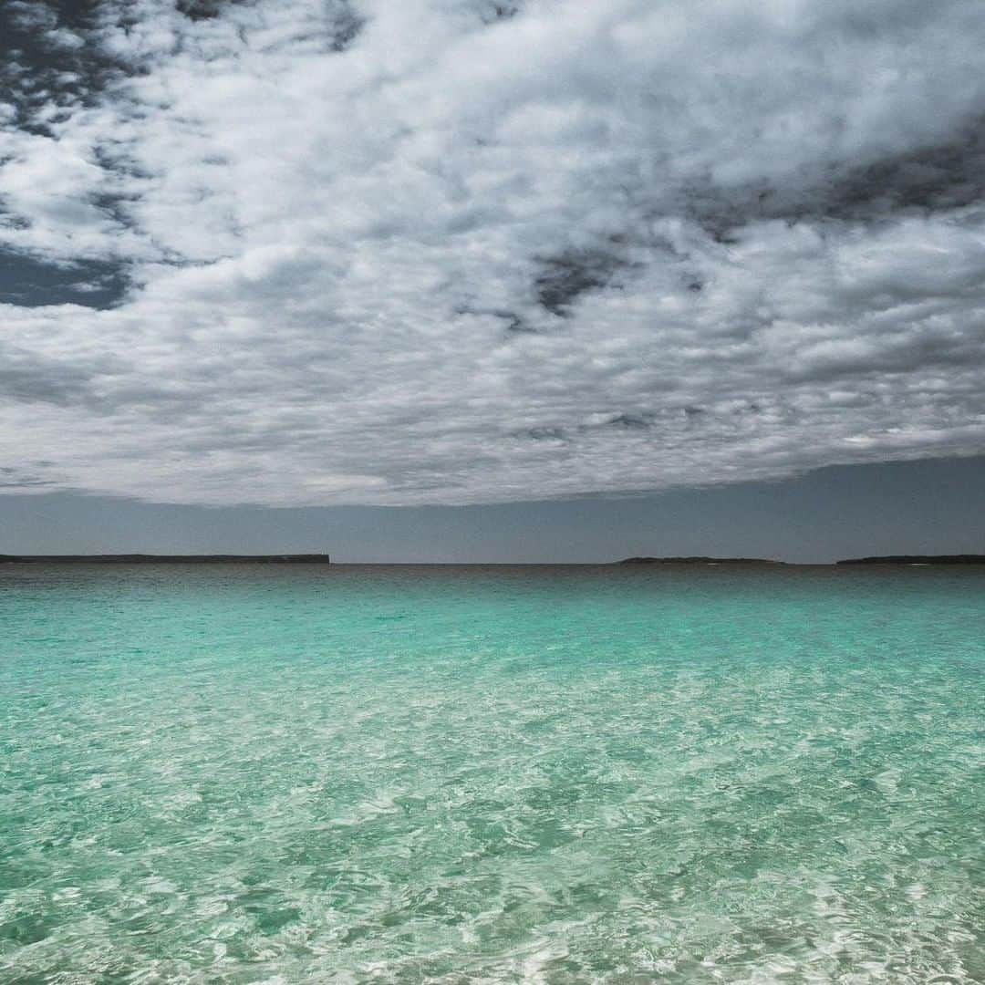 Lonely Planetさんのインスタグラム写真 - (Lonely PlanetInstagram)「'Remember in my last post how I said Jervis Bay has some of the whitest sand in the world? Well it also has some of the clearest water too. I hereby present you with the stunning Hyams Beach, moody clouds and all (how much do you want to dive into that sparkling ocean for a dip right now?!)' – @mcauliffeemily #lpinstatakeover #Australia #NSW」3月24日 20時00分 - lonelyplanet