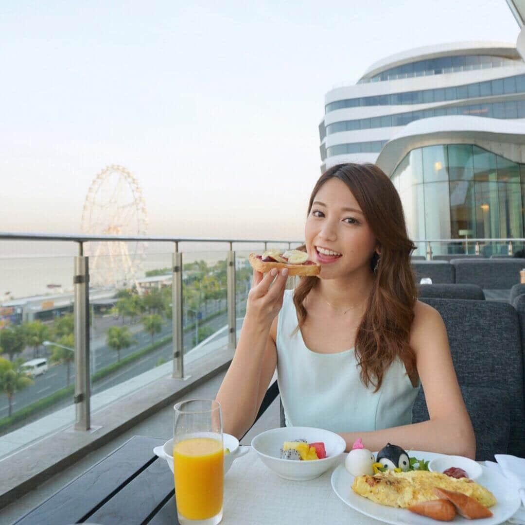 市原彩花さんのインスタグラム写真 - (市原彩花Instagram)「マニラで朝食🥪 . フィリピン観光省さんとのお仕事で、セブパシフィック航空 @cebupacificair に乗ってやって来たよ✈️ . マニラは#世界三大夕日 に選ばれてるだけあって、夕日が素晴らしい✨ #コンラッドマニラ からは海に沈む大きな夕日が見れるんだって🌅(ホテル着いた瞬間日が沈んだから私達は見れなかった🤣) そして定番の#コンラッドベア じゃなくて、マニラ限定の牛さんが可愛い過ぎる🥺💕 今度はVVIP ROOMに泊まって夕日を見てみたいな😙🌅 #もっと楽しいフィリピン#フィリピンファンセール#flytomorefun#cebtravelsquadjapan#conradmanila#コンラッド#conradbear#フィリピン#philippines#マニラ#manila#海外ホテル#高級ホテル#ラグジュアリーホテル#luxuryhotel#breakfast#観覧車#ferriswheel#テラス」3月24日 20時00分 - ayaka_ichihara