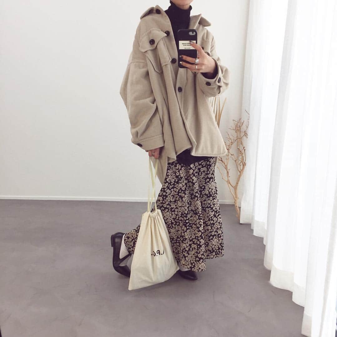 CONFIDENCE akinaのインスタグラム：「・ 今日の服☺︎ 着回しコーデ. tops @banalcomfortstore  outer @lowrysfarm_official @lowrysfarm_snap  skirt @douxarchives.official @zozotown  shoes @apc_paris  socks @gu_global @gu_for_all_ ・ ・ ・ lowrysfarmのジャケ春ver.買うか悩む! そして今日は暖かくてこの服めちゃ暑かった😇 気温迷子‼︎ ・ ・ ・ #プチプラファッション #プチプラ #ジーユー #ユニクロ #ユニジョ #カジュアル #カジュアルコーデ #ファッション #コーディネート #コーデ #ザラ #ザラジョ #今日のコーデ #今日の服 #きょコ #お洒落さんと繋がりたい#おしゃれさんと繋がりたい#低身長コーデ #置き画くら部 #apc #gu #靴下 #バレエシューズ #スカート #スカートコーデ #花柄 #花柄スカート #lowrysfarm」