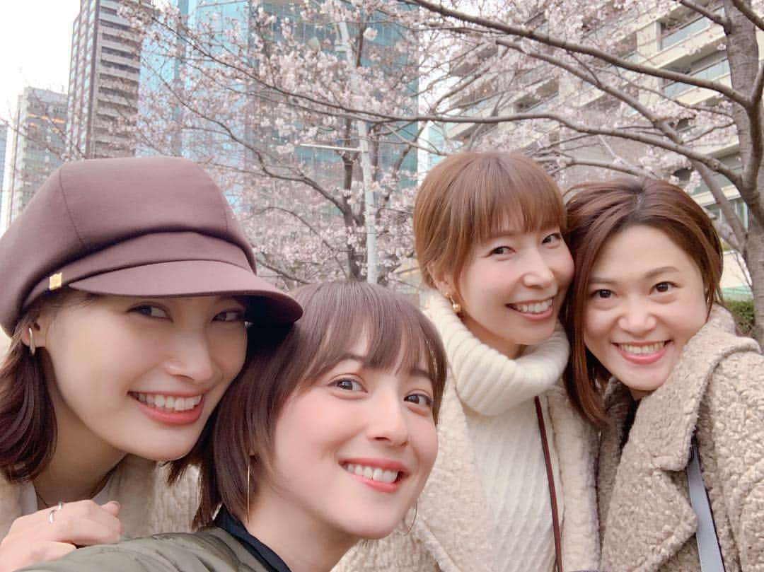 高橋里帆さんのインスタグラム写真 - (高橋里帆Instagram)「一足お先にお花見🌸 まだまだ満開ではなかったですが、 お花見って楽しい😊🎶 早く満開になれ〜✨ 偶然にも3人が同じコートでした。笑  #いつもの人々#高橋里帆#佐々木希 さん#大政絢 さん#なおちゃん#アンティミテ」3月24日 20時07分 - takahashi.riho