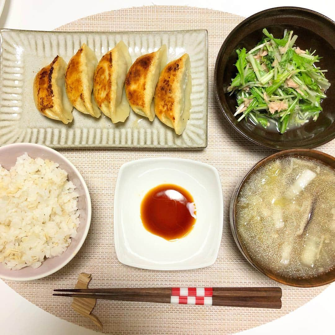 今井美穂さんのインスタグラム写真 - (今井美穂Instagram)「最近の夕食たち😋🍚﻿ お義母さんが八百屋さんでお買い得なお野菜沢山買ってきてくれたので、いつもより野菜多目のメニューにしてみました🥬﻿ ﻿ バランスの良い食事のおかげが母乳の出がすごい😂笑﻿ でもお肉料理の方が作りやすくてついついお魚不足に💦﻿ 気をつけねば！﻿ 頭の良い子になれば良いなとDHAのサプリも飲んでます✌️﻿ ﻿ #ブログ更新しました﻿ #インスタトップのリンクから﻿ #今井美穂オフィシャルブログ﻿ #Amebaブログ﻿ #新米母﻿ #育児日記﻿ #我が家のごはん﻿ #ヘルシーレシピ﻿」3月24日 20時19分 - imaimiho1209