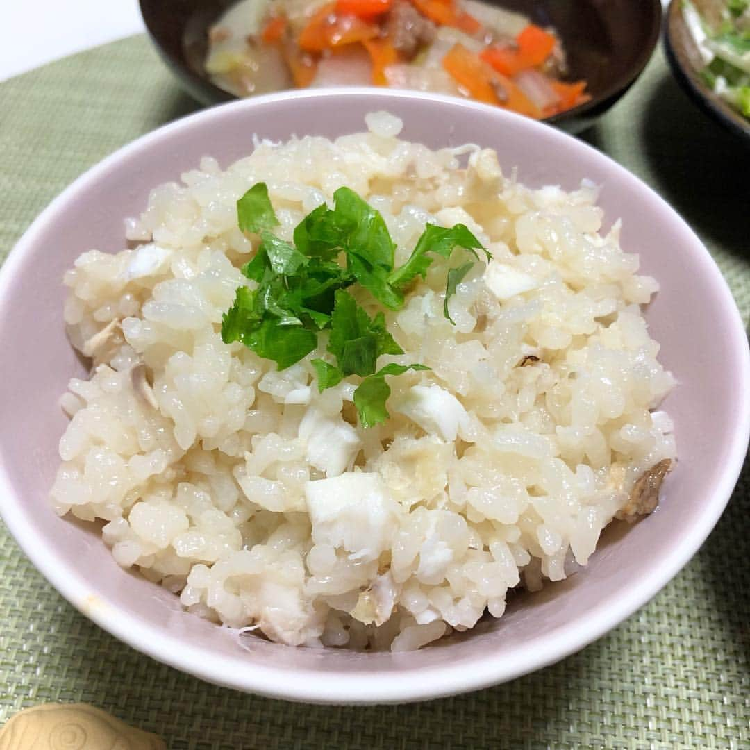 今井美穂さんのインスタグラム写真 - (今井美穂Instagram)「最近の夕食たち😋🍚﻿ お義母さんが八百屋さんでお買い得なお野菜沢山買ってきてくれたので、いつもより野菜多目のメニューにしてみました🥬﻿ ﻿ バランスの良い食事のおかげが母乳の出がすごい😂笑﻿ でもお肉料理の方が作りやすくてついついお魚不足に💦﻿ 気をつけねば！﻿ 頭の良い子になれば良いなとDHAのサプリも飲んでます✌️﻿ ﻿ #ブログ更新しました﻿ #インスタトップのリンクから﻿ #今井美穂オフィシャルブログ﻿ #Amebaブログ﻿ #新米母﻿ #育児日記﻿ #我が家のごはん﻿ #ヘルシーレシピ﻿」3月24日 20時19分 - imaimiho1209