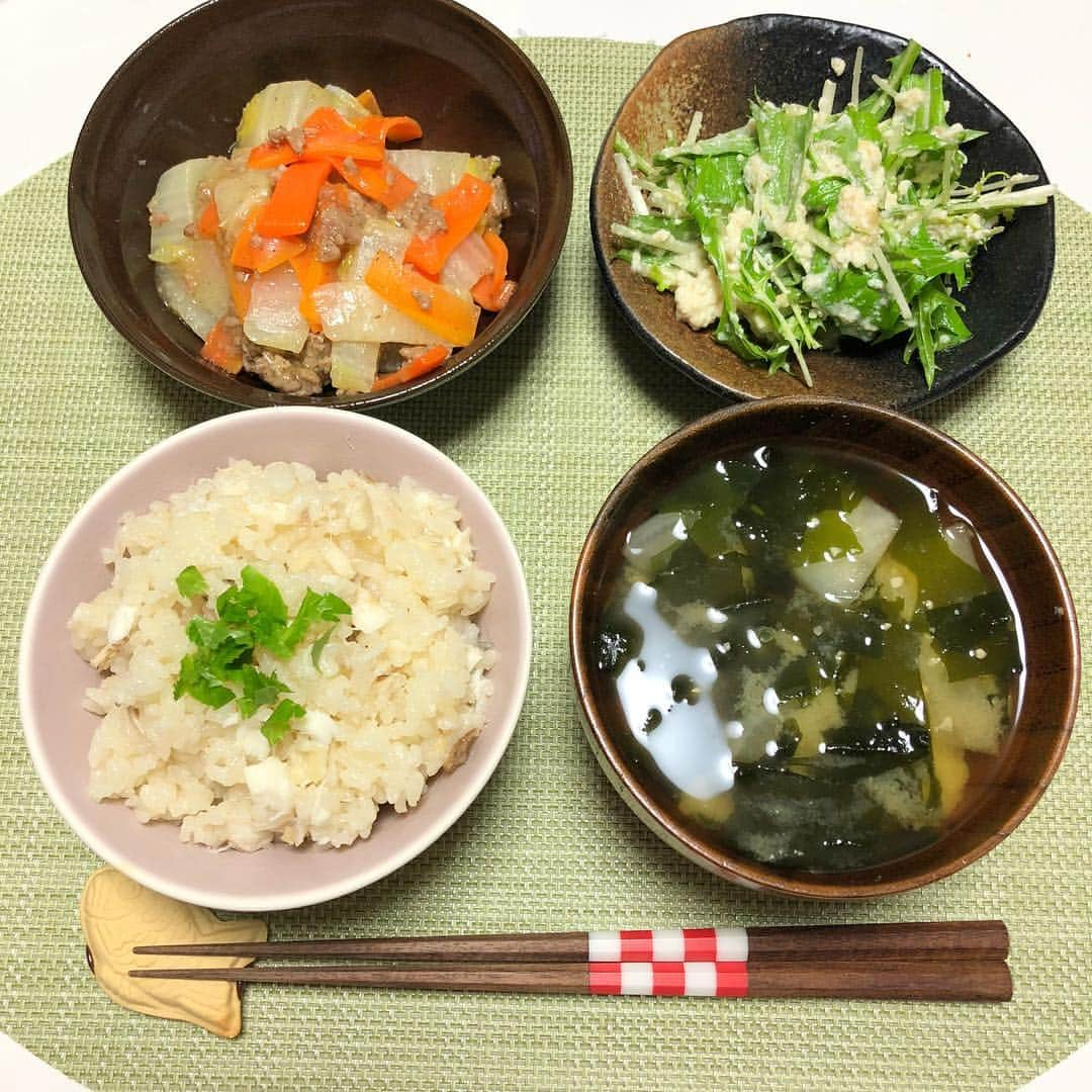 今井美穂さんのインスタグラム写真 - (今井美穂Instagram)「最近の夕食たち😋🍚﻿ お義母さんが八百屋さんでお買い得なお野菜沢山買ってきてくれたので、いつもより野菜多目のメニューにしてみました🥬﻿ ﻿ バランスの良い食事のおかげが母乳の出がすごい😂笑﻿ でもお肉料理の方が作りやすくてついついお魚不足に💦﻿ 気をつけねば！﻿ 頭の良い子になれば良いなとDHAのサプリも飲んでます✌️﻿ ﻿ #ブログ更新しました﻿ #インスタトップのリンクから﻿ #今井美穂オフィシャルブログ﻿ #Amebaブログ﻿ #新米母﻿ #育児日記﻿ #我が家のごはん﻿ #ヘルシーレシピ﻿」3月24日 20時19分 - imaimiho1209