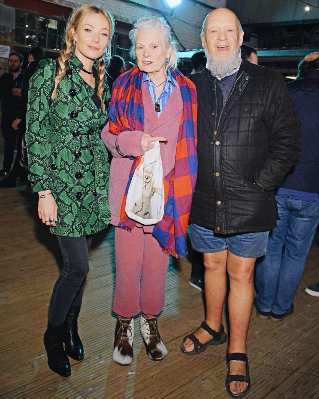 クララ・パジットさんのインスタグラム写真 - (クララ・パジットInstagram)「I’m seriously letting down the shoe game here. ⚡️🏴‍☠️⚡️ @viviennewestwood #michealevis ..you bring me so much joy! #peoplewhomaketheworldabetterplace #Storiesfromthewasteland @joerushlondon」3月24日 20時20分 - clarapaget