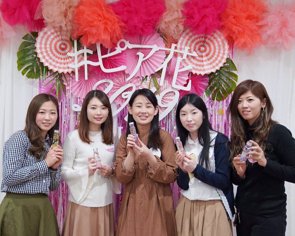 PIARYさんのインスタグラム写真 - (PIARYInstagram)「【PIARYプレ花嫁会in福岡】 . 大盛況で終了しました！！ 初めて福岡での開催 九州地方の花嫁さまの 熱を感じることのできた1日となりました！ . 今回のテーマは“PINK×PINK” キュートなピンクをふんだんに使った華やかな空間で ハーバリウムのワークショップやフリートークタイム 豪華景品が当たるお楽しみタイムなど 大盛り上がりの時間に♡ . フォトタイムでは 会場の装飾を背景に 集合写真をたくさん撮りました♪ . ご参加いただきました プレ花嫁さま、卒花嫁さま 本日はありがとうございました!! . . . . . 今、話題のPIARYプレ花嫁会 表参道と名古屋栄サロンにて毎月開催中!! 3月開催分の受付もスタートしています！ . ▼ただいまご案内できるお日にちはこちら▼ . =*=　表参道　=*= ■2019年3月31日（日）14：00～17：00 . =*=　名古屋栄　=*= ■2019年3月31日（日）14：00～17：00 . . ▼開催場所▼ 『PIARYブライダルサロン表参道』 〒107-0061 東京都港区北青山3-5-15　ミヤヒロビル3Ｆ . 『PIARYブライダルサロン名古屋栄』 〒460-0008 愛知県名古屋市中区栄3-7-9　新鏡栄ビル9Ｆ . 詳細・ご応募は @piary_inst よりPIARYホームページをチェック!! . . . #PIARY #ピアリー #プレ花嫁 #プレ花嫁会 #PIARYプレ花嫁会 #ピア花 #PIAHANA #花嫁会 #九州花嫁 #九州プレ花嫁 #福岡プレ花嫁 #結婚式準備 #結婚式diy #日本中のプレ花嫁さんと繋がりたい #ハーバリウム #結婚式準備 #花嫁 #花嫁DIY #2019WEDDING #卒花 #卒花嫁 #福岡 #ピア花会 #ヒキタク #ワークショップ #ピア花2019秋婚 #2019秋婚」3月24日 20時11分 - piary_inst