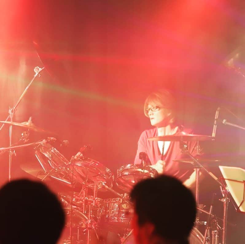 KAZUAKIのインスタグラム：「3/10のライブフォトが届いた。 #band #ドラム #drums #live #ロートタム #pearl #クリスタルドラム」