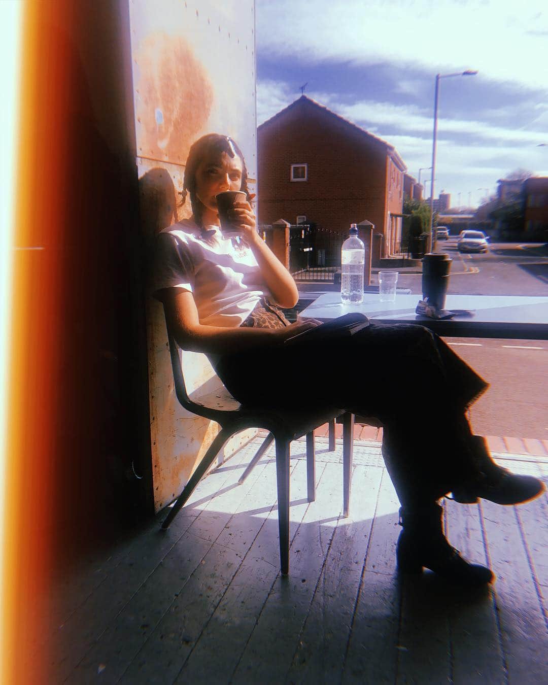 Amelia Zadroのインスタグラム：「Last week. London🚃Glasgow🚃Manchester🚃London. Reading books & working on my laptop in between getting my hair done by my fav @lukeharrishair w the lovely @toniandguyworld team. 👍🏻 #lifeisgood」