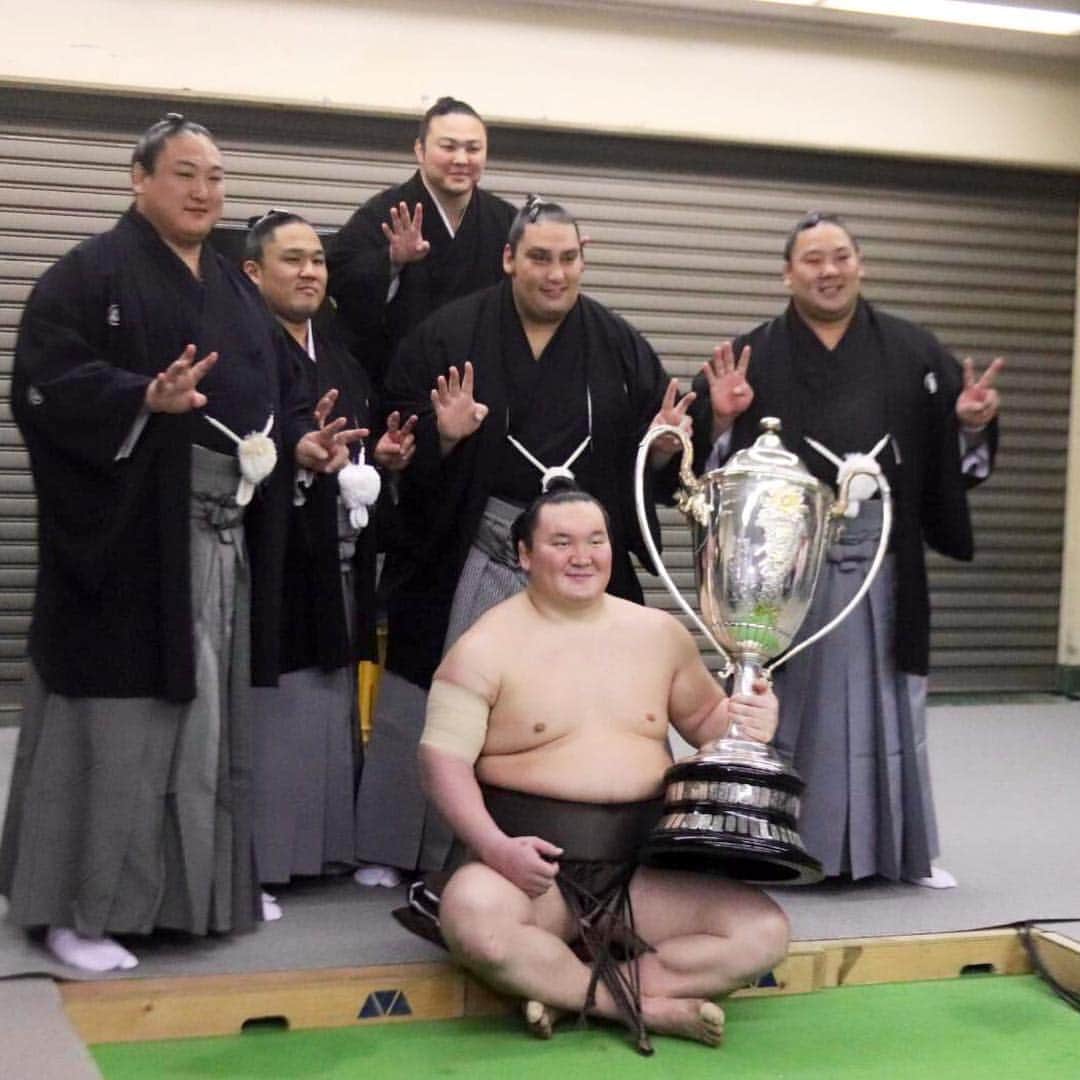 日本相撲協会さんのインスタグラム写真 - (日本相撲協会Instagram)「白鵬42回目の優勝🏆42のポーズで関取衆と記念撮影。  #sumo #相撲 #白鵬 #優勝 #大阪」3月24日 20時23分 - sumokyokai