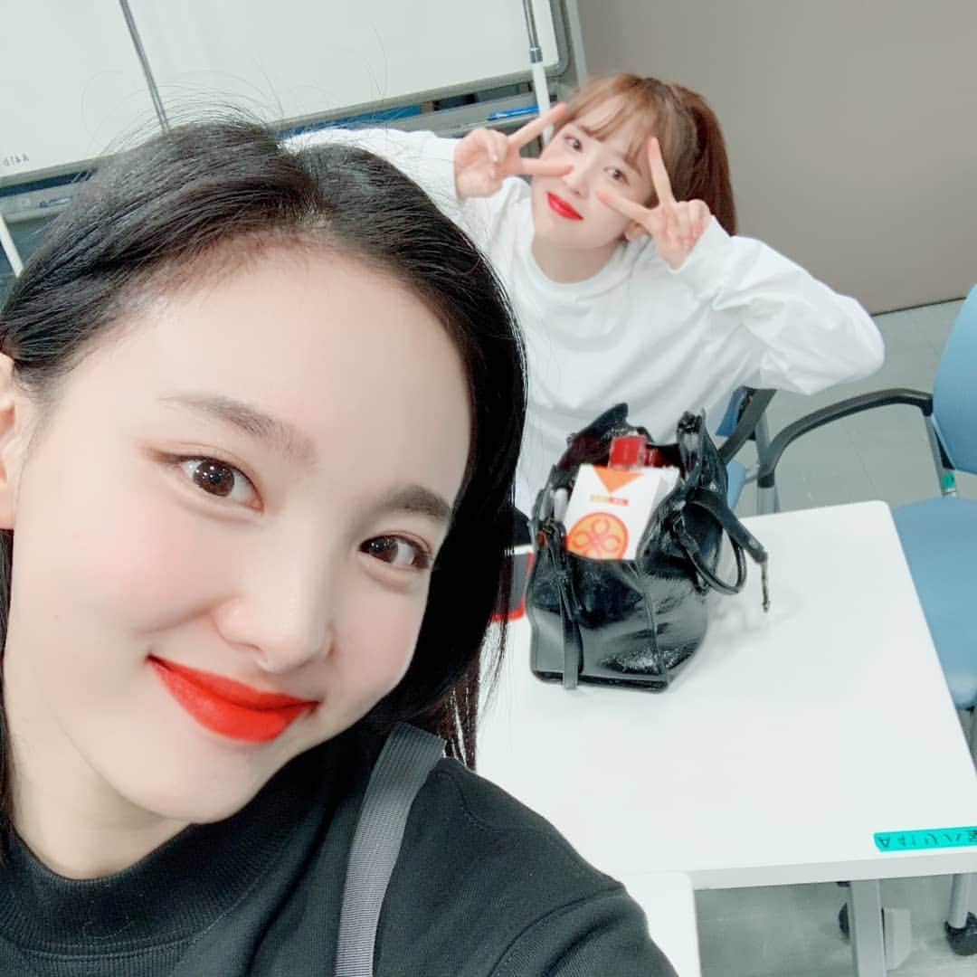 TWICEさんのインスタグラム写真 - (TWICEInstagram)「내가 찍은 임미나랑 임나연이랑 찍은 임미나🐧 세젤예 미나 생일축하해 니가 젤 이뽀💙💚(섞으면 민트되겠지..?ㅠㅡㅠ) #미나연미나연」3月24日 20時26分 - twicetagram