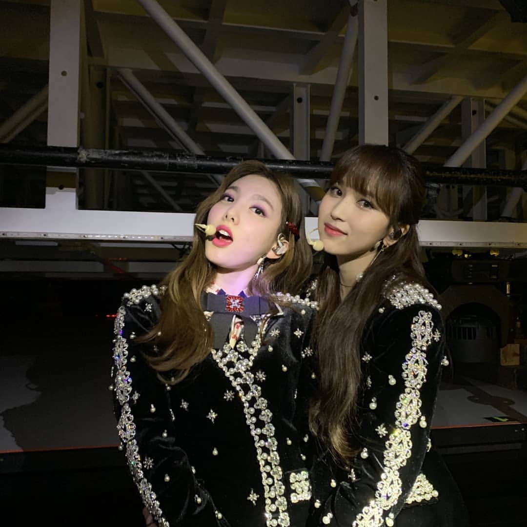 TWICEさんのインスタグラム写真 - (TWICEInstagram)「내가 찍은 임미나랑 임나연이랑 찍은 임미나🐧 세젤예 미나 생일축하해 니가 젤 이뽀💙💚(섞으면 민트되겠지..?ㅠㅡㅠ) #미나연미나연」3月24日 20時26分 - twicetagram