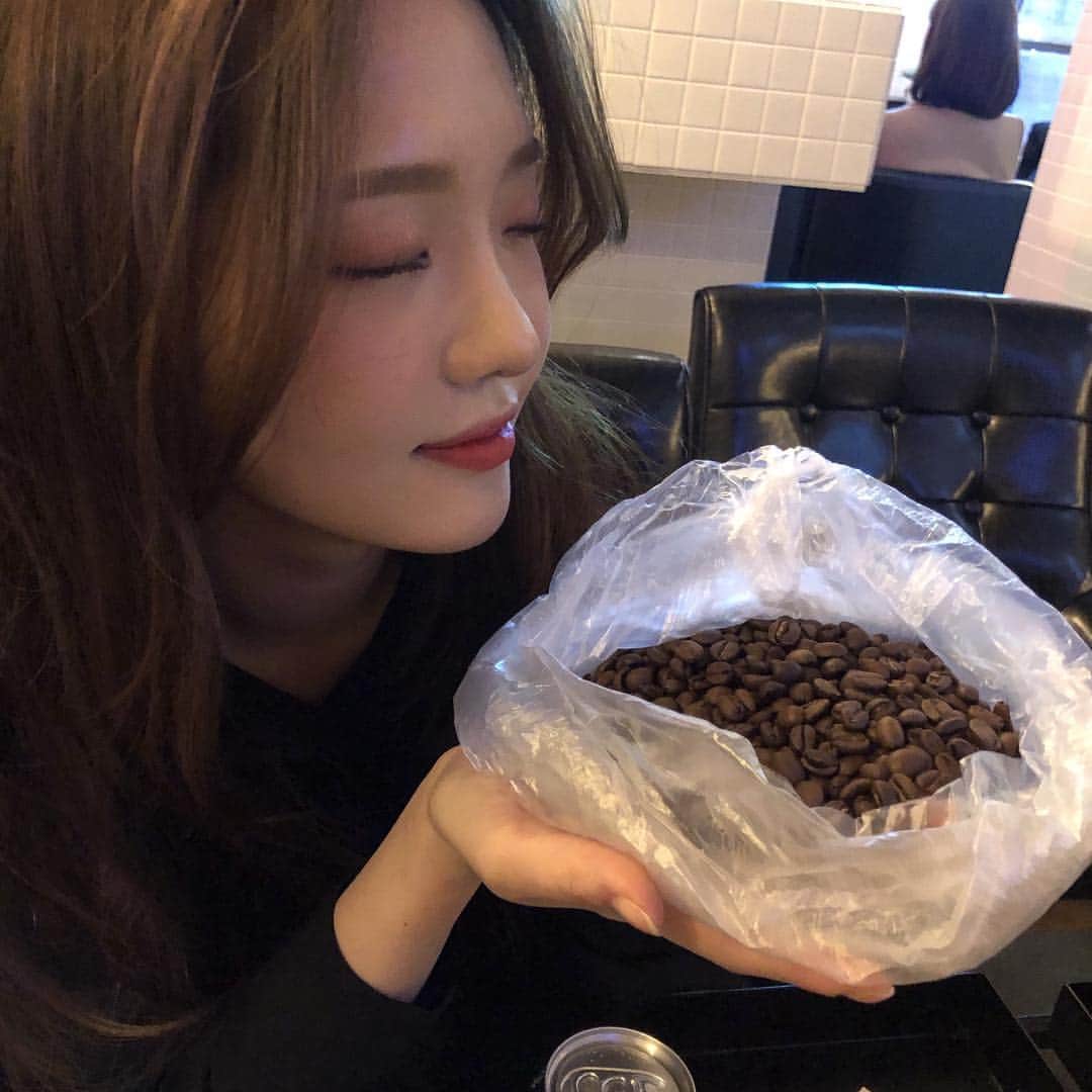Mnetさんのインスタグラム写真 - (MnetInstagram)「⠀⠀⠀ 커피 블렌디드 음료를 시킨 줄 알았는데 커피콩이 나왔다... 향긋하다..️ with seoyeon.... ⠀⠀⠀ #지서니 #서여니」3月24日 20時26分 - officialfromis_9