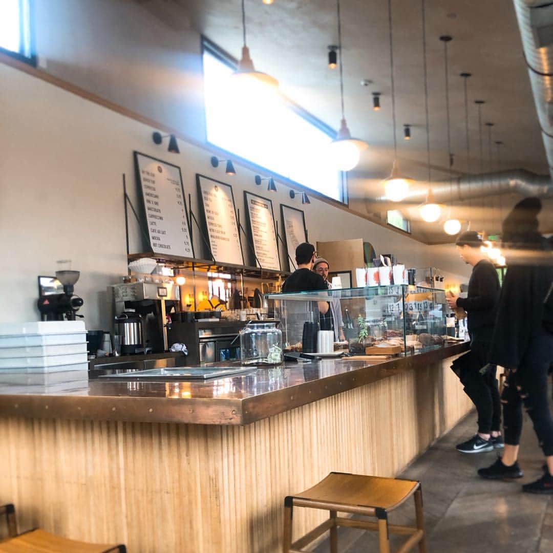 三浦マキさんのインスタグラム写真 - (三浦マキInstagram)「Here is a cafe list of LA.  ➀Morning coffee at @theassemblycafe  ものすごくシンプルで、でもそれが素敵だったカフェ。 ② なんと買う側が値段を決める、ドネーション型のカフェ #metropoliscafe !!斬新な上、こちらもシンプルな内装✨ ③LAカフェの定番 @vervecoffee ☕️everybody knows this place. * * * * * * #cafe#coffee#mac#workspaces #la#simpledesign #nomado#ロサンゼルス」3月24日 20時37分 - makimiura__la