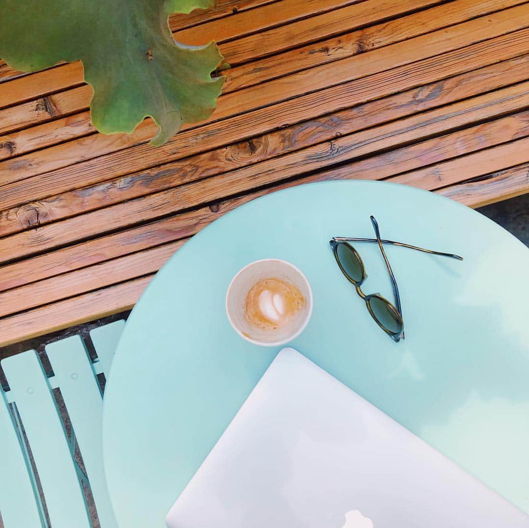 三浦マキのインスタグラム：「Here is a cafe list of LA.  ➀Morning coffee at @theassemblycafe  ものすごくシンプルで、でもそれが素敵だったカフェ。 ② なんと買う側が値段を決める、ドネーション型のカフェ #metropoliscafe !!斬新な上、こちらもシンプルな内装✨ ③LAカフェの定番 @vervecoffee ☕️everybody knows this place. * * * * * * #cafe#coffee#mac#workspaces #la#simpledesign #nomado#ロサンゼルス」