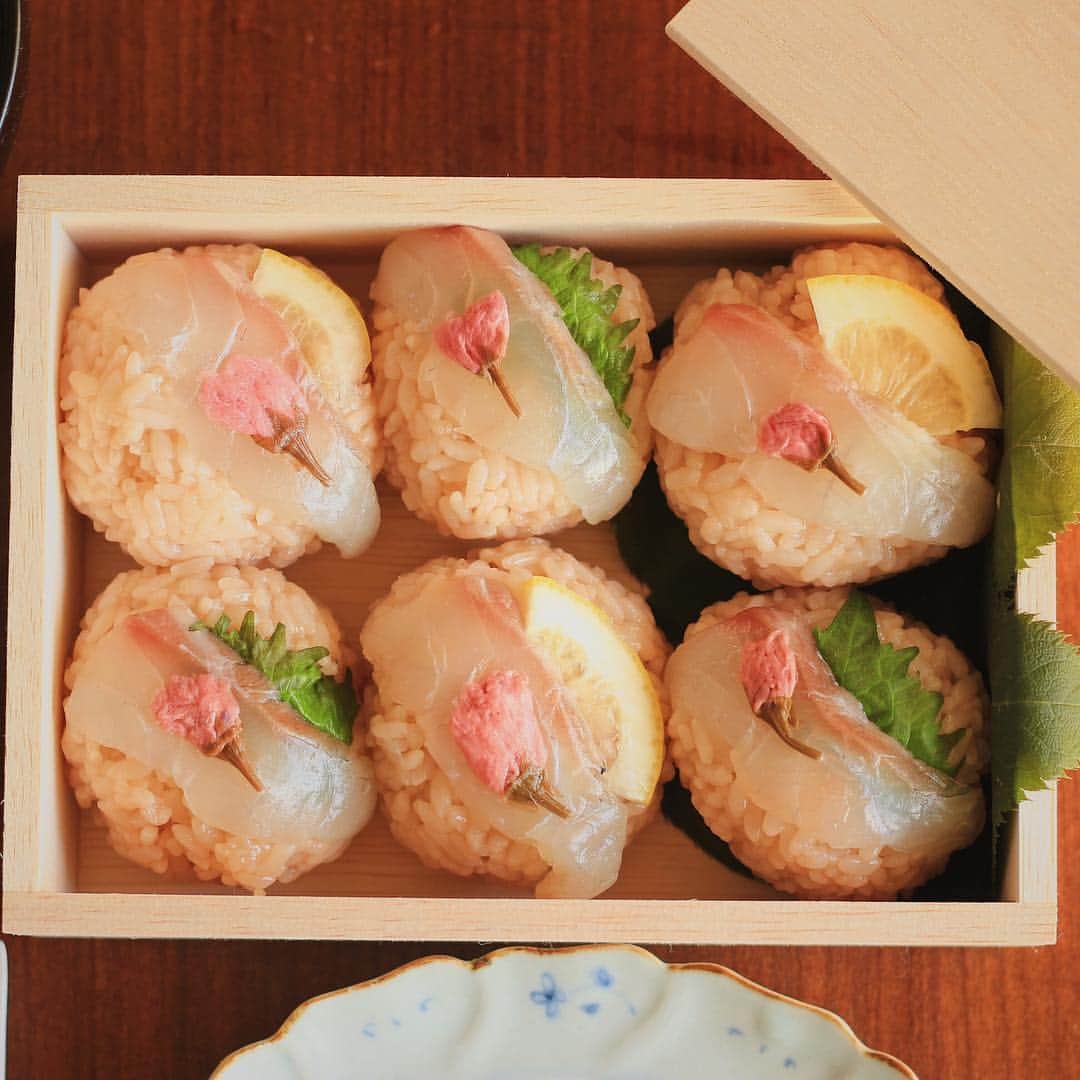 Kaori from Japanese Kitchenさんのインスタグラム写真 - (Kaori from Japanese KitchenInstagram)「2019.3.24 Sun 色々お寿司でおうち花見御膳。 ＊＊＊ Good evening from Tokyo! Today’s early supper:Spring-colored ball sushi(red snapper), rolled sushi(tuna and salmon roe), and clear soup w/ Sakura-shaped gluten cakes. ・ こんばんは。 こないだ会社の同期が来てくれた時の 晩ごはんで失礼します。 おうち花見が今回のテーマ。 金麦を片手につまみやすい 手まり寿司と巻き寿司にしました。 いくらぶっかけのネギトロ巻きが大好評。 鯛と桜の手まり寿司は砂糖を使わず はちみつで甘みをつけました。 季節感が出て見た目も華やぐ鯛と桜のコンビ。 なんやかんや毎年作っています。 ということで前回の復習を兼ねて 今日の走り書きも鯛。 (スワイプして4枚目) ・ みんなで楽しく食べて飲みました。 ごちそうさまでした。 ・ 【おしながき】 いくらぶっかけのネギトロ巻き 鯛と桜の手まり寿司 桜麩入りのお吸い物 芽キャベツ ・ お花見のシーズン到来まであと少し。私は色々考えた挙句、今年も上野公園と目黒川へ行くことになりそうです。人混みと出店の誘惑との戦いですね…千鳥ヶ淵も行ってみたいな。皆さまどこへ行くか決まりましたか？ 今日もお疲れ様でした。 ＊金麦アンバサダーとして活動しています＊ ・ #金麦 #金麦のある食卓 #藍のある食卓 #おうちごはん #晩餐 #自炊 #夜ごはん #晩ごはん  #食卓 #和食 #うつわ #献立 #薬膳 #Japanesefood #dinner #おうちごはんlover #佐藤もも子 #渡邉由紀 #寿司 #japanesefood #japanesecuisine #japonais」3月24日 20時29分 - coco_kontasu