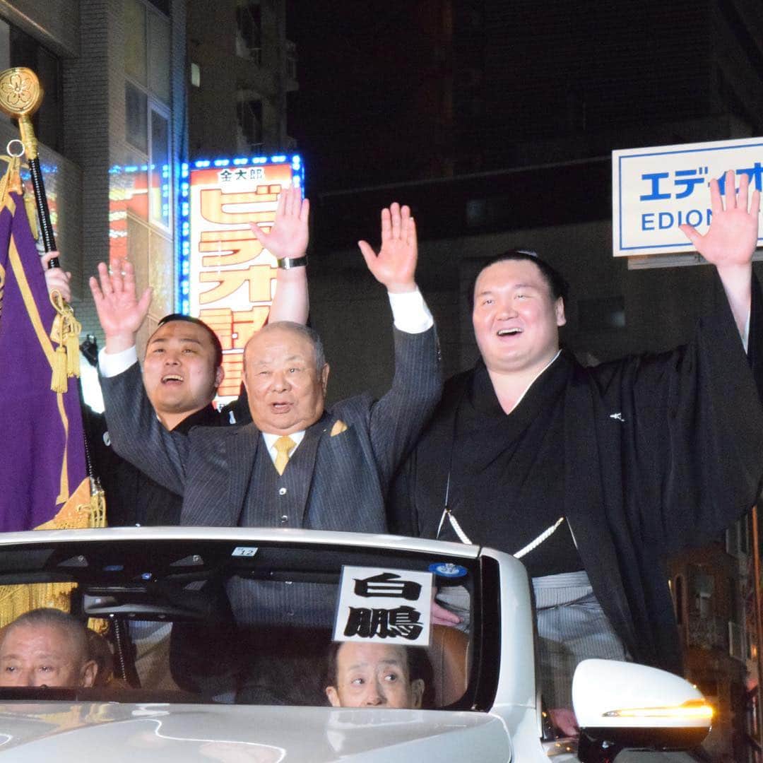 日本相撲協会さんのインスタグラム写真 - (日本相撲協会Instagram)「優勝パレード🎉 白鵬と、旗手の炎鵬🔥 出発前、警備をする荒磯親方と話す一幕も。 15日間、ご声援ありがとうございました✨ #sumo #相撲 #大阪 #白鵬 #ありがとう」3月24日 20時32分 - sumokyokai