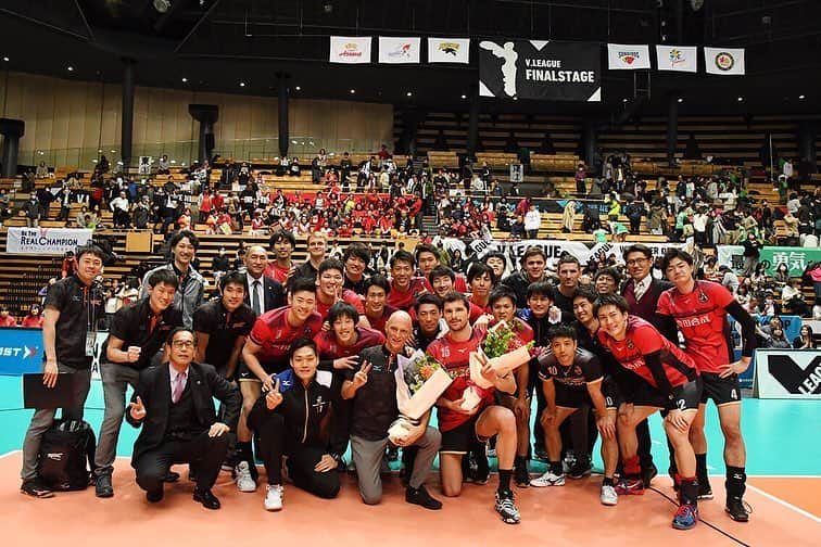 高松卓矢さんのインスタグラム写真 - (高松卓矢Instagram)「今日で2018-2019シーズンが終わりました。 まずはファンの皆さん最後まで応援ありがとうございました。今シーズンは皆さんに歯がゆい思いばかりさせてしまって本当に申し訳ないです。 来年はどのようなシーズンになるかわかりませんが、また全力で取り組めるよう頑張ります。 さて皆さんもご承知の事かと思いますが、アンディッシュ監督とイゴール選手が今シーズンをもって豊田合成から離れる事になりました。 この6年彼らがチームに与えてくれたものは計り知れなく大きいもので、僕自身2人にいつも助けてもらいました。 5年前僕が腰を痛めて思うようにプレーができず、落ち込んでいた時イゴールが「お前はチームの太陽なんだ、太陽が暗くなったらチームが沈んでしまう、お前が決めれない分俺が決めてやる！だから絶対に下を向くな！」と言ってくれた事を今でも鮮明に覚えています。 アンディッシュとは来日当初いつも言い争いばかりしていました。 練習でスパイクをブロックされたら「お前は目をつぶって打ってるのか！？」と怒鳴られ「うるせー！！次決めてやるから黙って見とけ！！」といつも言い争っていました。 でもアンディッシュがイメージしているプレーをして決めた時、怒鳴る時の何倍も褒めてくれました。僕はそれが本当に嬉しかった。 2人にはどれだけ感謝してもしたりない程の大きな恩があります。 イゴールは僕にとって兄の様な存在でありアンディッシュは父の様な存在でした。 この2人がいなかったら今の僕は存在してないと間違いなく断言できます。 これから先のアンディッシュとイゴールの人生がより良いものになる事を願い、僕も2人に与えてもらったものを大切にしてこれから過ごしていきたいと思います。 最後にアンディッシュが好きな言葉です。 この言葉を胸に刻みこれからも頑張ります。 You can make it if you try!! #2018-2019シーズン終了 #応援ありがとうございました！ #Anders Kristiansson #Igor Omrčen #Thank you from the bottom of my heart. #たかまつり」3月24日 20時32分 - takamatsuri12