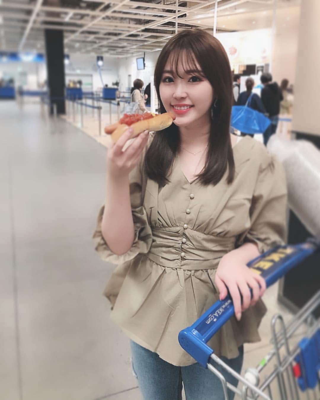 藤川沙弥のインスタグラム：「IKEAへぷらっと🛒💙﻿ お買い物後はホットドックかアイスよね〜💓﻿ この日は🥪な気分だった😛﻿ ﻿ このtops可愛いし合わせやすいし﻿ 色違いでブラックもgetしたよ♥︎﻿ (しかも30%off🤩🎫)﻿ ﻿ ﻿ ﻿ #fifth #fifthtl #フィフス ﻿ #ウェストマークチュニック」