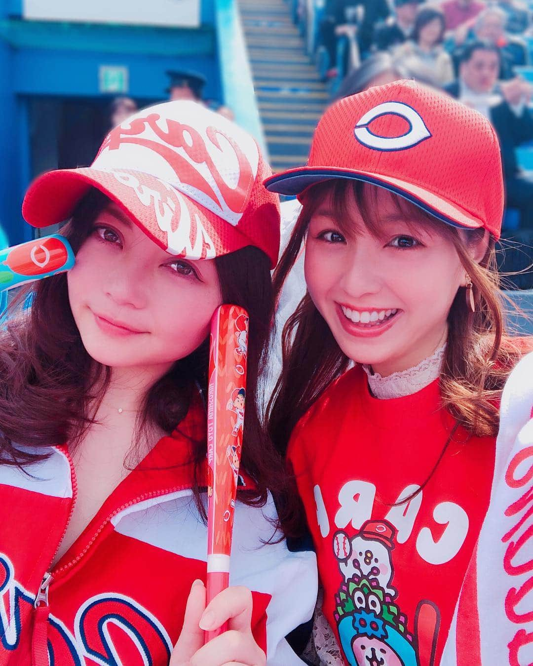 松中みなみさんのインスタグラム写真 - (松中みなみInstagram)「オープン戦💖⚾️💖⚾️ ・ なんと！カープが❣️ 首位👏👏👏✨ 昨年、一昨年と下位だった分 嬉しっ✊ そして、大好きなホークスも２位❣️❣️ 勝率で惜しくも負けたけど、  日本シリーズぶりの大好きなこの2球団のゲームで 今年もオープ戦が締めくくられました🙌✨ あとは開幕を待つばかり😍⚾️ ・ ・ 先日、届いた【@cycle_hits】の ⚾️イヤリング⚾️ 折れたバットを再利用してこんな可愛いアイテムに大変身❣️❣️❣️ 他にも色んな商品あるんだけど、  このイヤリングを今シーズンたっくさん着けて野球観戦に行くんだ〜♫♫♫ ・ ・ #プロ野球 #平成最後の #オープン戦  #広島東洋カープ #ヤクルト戦 #わず #サイクルヒット #野球グッズ #折損バット #アオダモ  #アクセサリー #イヤリング #自分らしく野球界に貢献  #カープ女子 #銀座に立つ #勇気  #松中みなみ #🎏 #🦅」3月24日 20時45分 - minami_matsunaka