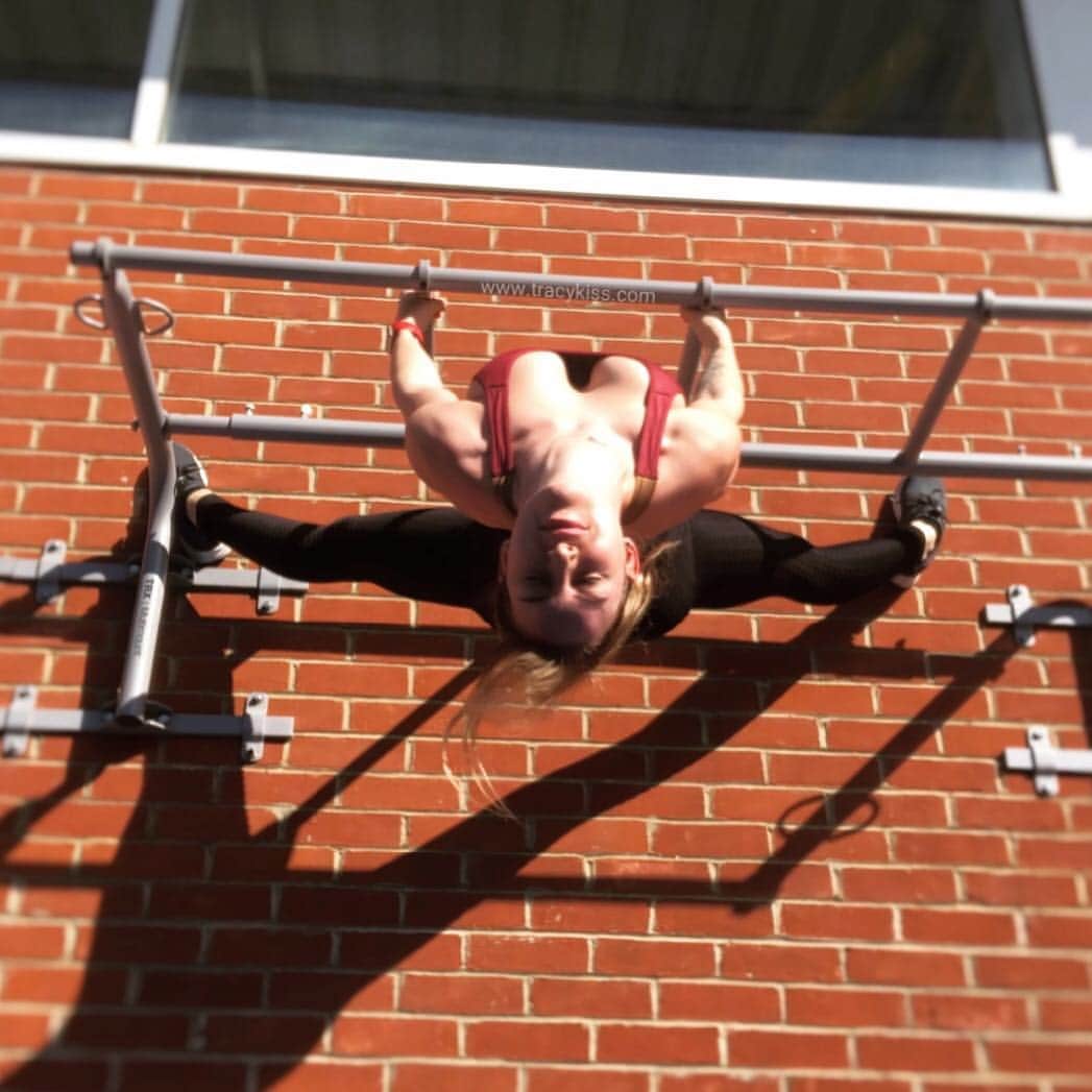 トレーシー・キスさんのインスタグラム写真 - (トレーシー・キスInstagram)「The soul always knows what to do to heal itself and grow my darlings, the challenge is to silence the mind 🙏🏼☺️ Happy Sunday ------------------------ #strength #gains #upperbody #stretch #tracykiss #girlswithmuscles #bodygoals #femaleempowerment #muscles #booty #tattoo #healthy #bodytransformation #inspiration #wcw #motivation #ootd #fashion #weightloss #fitness #weightlossjourney #girlpower #thick #ootn #lotd #veganism #girl #gym #bodybuilding #vegan」3月24日 20時39分 - tracykissdotcom