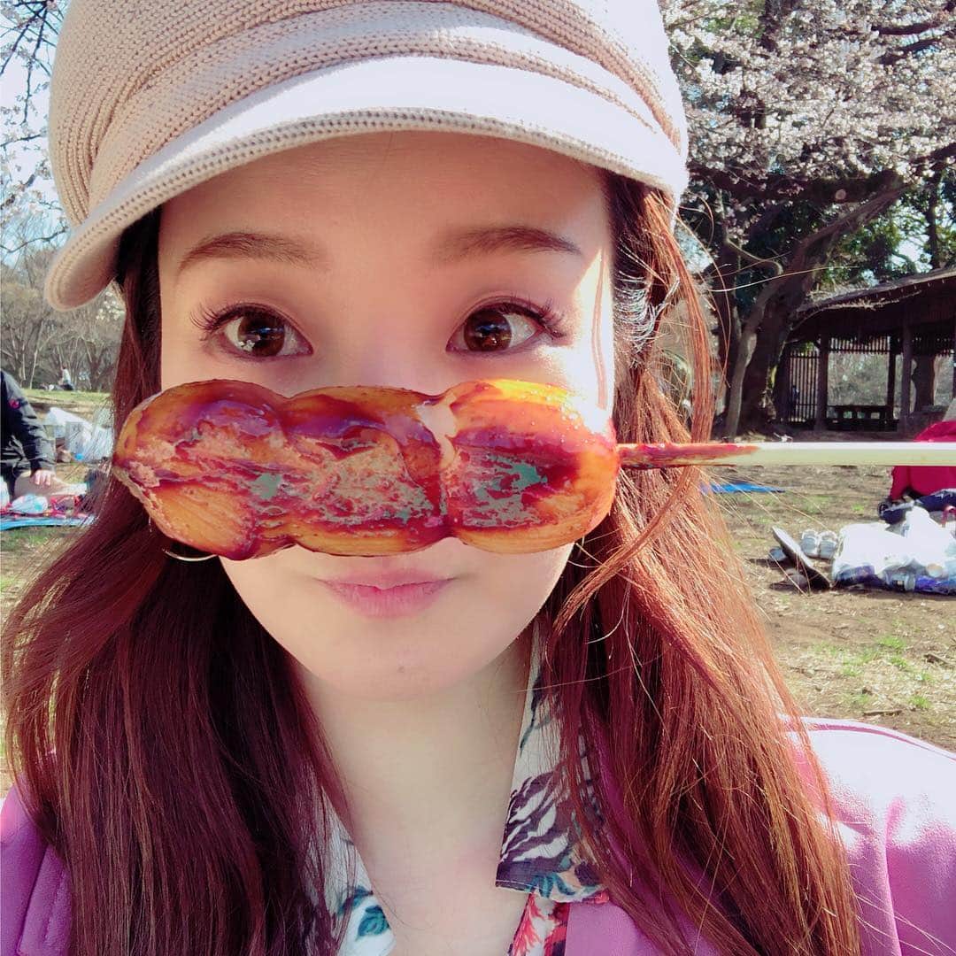 NOHANAのインスタグラム：「アンパンマンみたいになった😂 やっぱり花より団子だなぁ〜🍡🌸 ・ #お花見 #花より団子 #桜 #🌸」