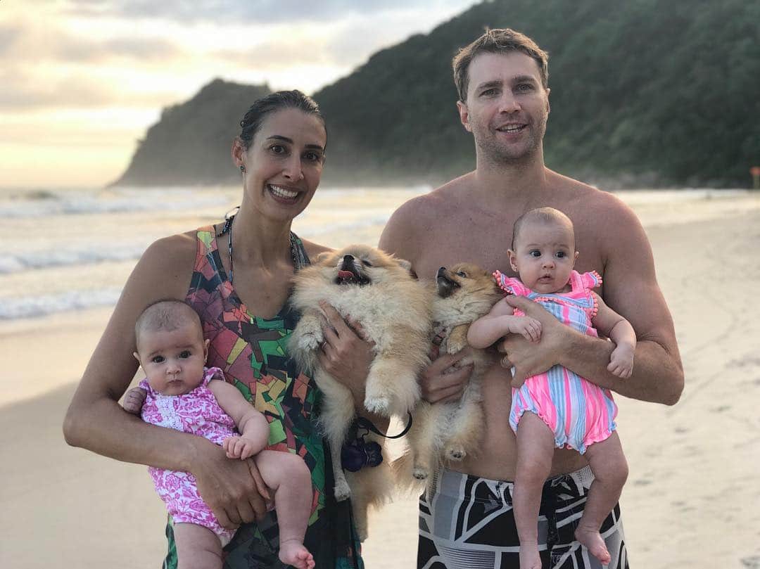 シェイラ・カストロのインスタグラム：「Ontem! Minha família na “nossa praia” ❤️😍👨‍👩‍👧‍👧🐶🐶 e ainda me perguntam pq só venho pra essa praia há vários anos!?!? Tá explicado? Pq é linda demais!!! #albumdalizeninna #gemeasvailati #minhasmeninas #canelaemonstrinho」