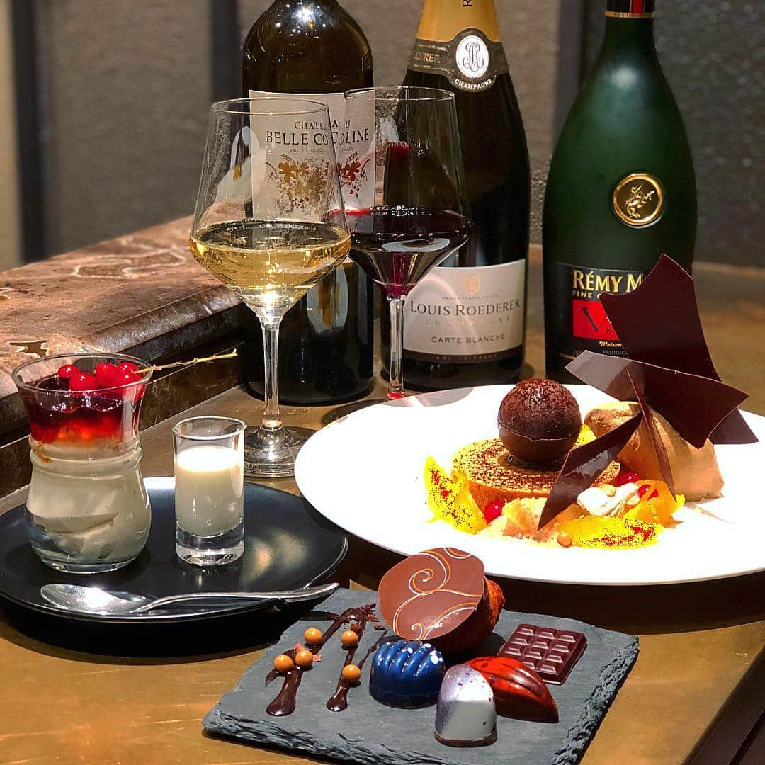 eguchikazuakiのインスタグラム：「今日は1日目白でスイーツテーブル❗️ 今回もたくさんのご予約ありがとうございます😊 ・ 第17回のテーマは【ブルーマウンテンを探して】☕️ ブルーマウンテンといえばコーヒーですが、コーヒーに加えヴァローナがサークルV向けに販売しているショコラ、〔ブルーマウンテン70%〕を使いました❗️合わせたのは赤ワインにシャンパンはルイロデをお客様から頂きました、レミーマルタンも合わせた特別なイベントになりました🎉 ・ いつもお客様に支えられて、、、気がつけば17回。あっというまですが続けてこれたのはお客様やスタッフのおかげです、ありがとうございます😆 ・ 次回のテーマはまだ発表されていませんが❗️あれにしました💪 4月のスイーツテーブルも楽しみにしていてください👋🏻 ・ #delimmo #デリーモ #スイーツテーブル #チョコレート #イベント #17回 #ありがとうございます #ルイロデレール #シャンパン #ワイン #赤ワイン #白ワイン #ブルーマウンテン #コーヒー #エスプレッソ #グアテマラ #キリマンジャロ #エチオピア」