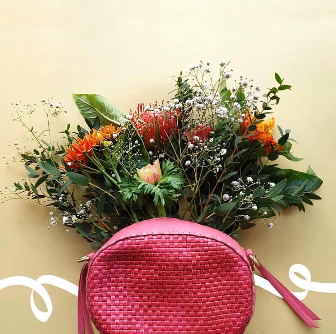 エンリーベグリンのインスタグラム：「Spring: a lovely reminder of how beautiful change can truly be. 🌷 #henrybeguelin #spring #flowers @cashmereandsilk」