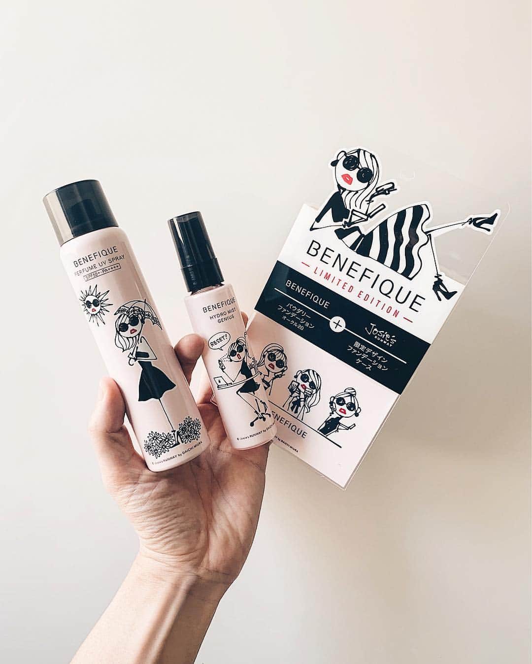 のインスタグラム：「SHISEIDO BENEFIQUE × Josie’s RUNWAY by DAICHI MIURA  BENEFIQUEとのコラボレーションで UVスプレーと限定デザインのファンデーションケースとハイドロミストが発売開始致しました！  是非カバンの中に仲間入りさせてあげてください(^^) 今、BENEFIQUEのLINE友達になると、BENEFIQUE ×Josie’s RUNWAY 限定スタンプをダウンロードできます。  #benefique #shiseido #josiesrunway #collaboration #cosmetics #illustration #limited」