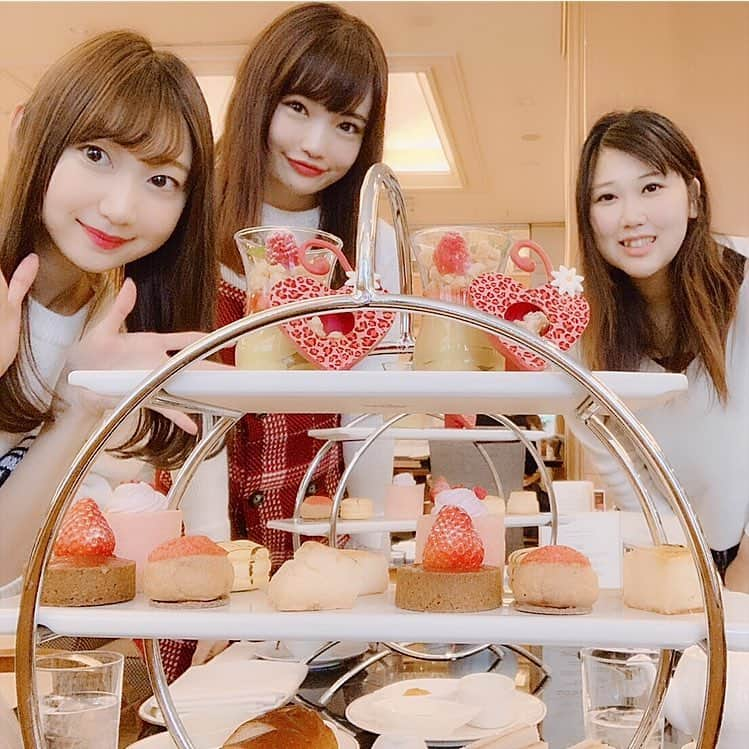 浅井麻里さんのインスタグラム写真 - (浅井麻里Instagram)「🍓☕️ . 昨日ロイヤルパークホテルで、 アフタヌーンティー女子会してきた♥️ . 映画「マスカレードホテル」のロケ地でもある ロイヤルパークホテルは、 夏の浴衣プランの撮影で来て以来✨ ロビーラウンジのフォンテーヌで、 ストロベリーアフタヌーンティー🍓💕 . 苺たっぷりの可愛くておいしいスイーツと、 紅茶やフレーバーティー15種類が飲み放題☕️ . ガールズトーク止まらんくて、 食べながらずっと喋りっぱなし…！🤣💓 幸せな時間だった♥️♥️ . ﻿. . #アフタヌーンティー#女子会#ロイヤルパークホテル#ホテル#いちごスイーツ#ストロベリーアフタヌーンティー#アフタヌーンティーセット#afternoontea#royalparkhotel#strawberry#teatime」3月24日 20時53分 - mari_asai_625