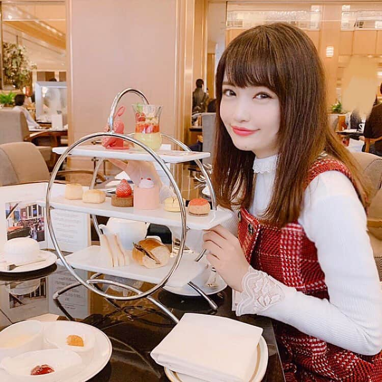 浅井麻里さんのインスタグラム写真 - (浅井麻里Instagram)「🍓☕️ . 昨日ロイヤルパークホテルで、 アフタヌーンティー女子会してきた♥️ . 映画「マスカレードホテル」のロケ地でもある ロイヤルパークホテルは、 夏の浴衣プランの撮影で来て以来✨ ロビーラウンジのフォンテーヌで、 ストロベリーアフタヌーンティー🍓💕 . 苺たっぷりの可愛くておいしいスイーツと、 紅茶やフレーバーティー15種類が飲み放題☕️ . ガールズトーク止まらんくて、 食べながらずっと喋りっぱなし…！🤣💓 幸せな時間だった♥️♥️ . ﻿. . #アフタヌーンティー#女子会#ロイヤルパークホテル#ホテル#いちごスイーツ#ストロベリーアフタヌーンティー#アフタヌーンティーセット#afternoontea#royalparkhotel#strawberry#teatime」3月24日 20時53分 - mari_asai_625