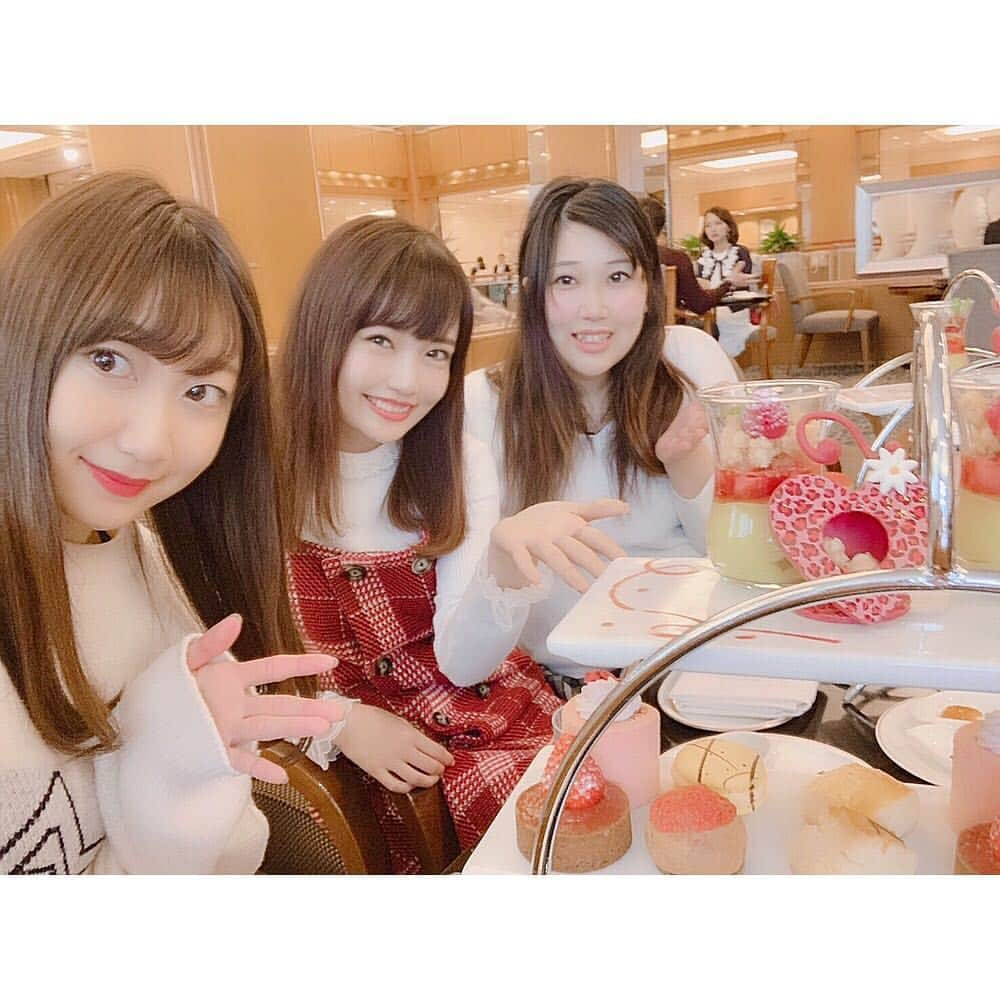 浅井麻里さんのインスタグラム写真 - (浅井麻里Instagram)「🍓☕️ . 昨日ロイヤルパークホテルで、 アフタヌーンティー女子会してきた♥️ . 映画「マスカレードホテル」のロケ地でもある ロイヤルパークホテルは、 夏の浴衣プランの撮影で来て以来✨ ロビーラウンジのフォンテーヌで、 ストロベリーアフタヌーンティー🍓💕 . 苺たっぷりの可愛くておいしいスイーツと、 紅茶やフレーバーティー15種類が飲み放題☕️ . ガールズトーク止まらんくて、 食べながらずっと喋りっぱなし…！🤣💓 幸せな時間だった♥️♥️ . ﻿. . #アフタヌーンティー#女子会#ロイヤルパークホテル#ホテル#いちごスイーツ#ストロベリーアフタヌーンティー#アフタヌーンティーセット#afternoontea#royalparkhotel#strawberry#teatime」3月24日 20時53分 - mari_asai_625