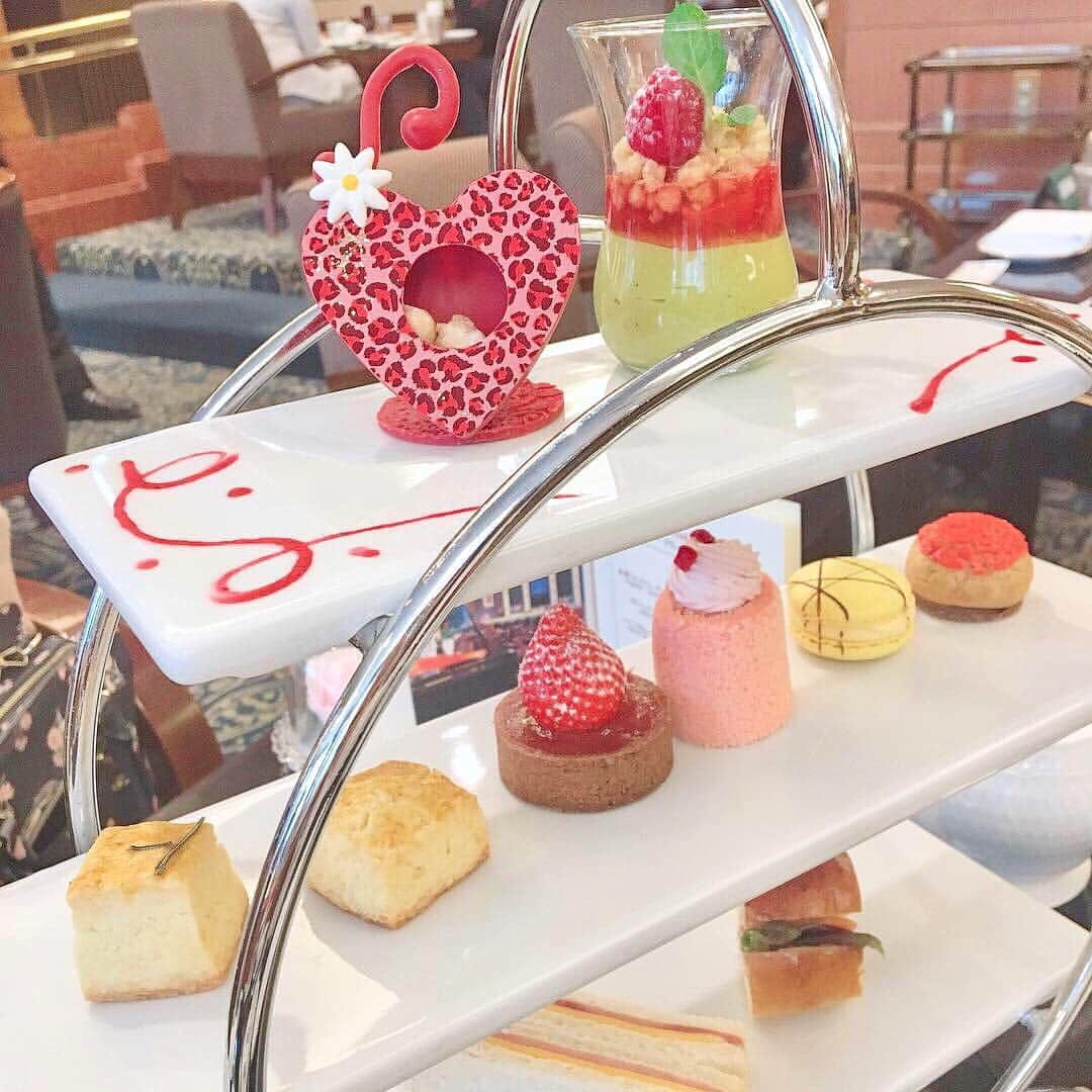 浅井麻里さんのインスタグラム写真 - (浅井麻里Instagram)「🍓☕️ . 昨日ロイヤルパークホテルで、 アフタヌーンティー女子会してきた♥️ . 映画「マスカレードホテル」のロケ地でもある ロイヤルパークホテルは、 夏の浴衣プランの撮影で来て以来✨ ロビーラウンジのフォンテーヌで、 ストロベリーアフタヌーンティー🍓💕 . 苺たっぷりの可愛くておいしいスイーツと、 紅茶やフレーバーティー15種類が飲み放題☕️ . ガールズトーク止まらんくて、 食べながらずっと喋りっぱなし…！🤣💓 幸せな時間だった♥️♥️ . ﻿. . #アフタヌーンティー#女子会#ロイヤルパークホテル#ホテル#いちごスイーツ#ストロベリーアフタヌーンティー#アフタヌーンティーセット#afternoontea#royalparkhotel#strawberry#teatime」3月24日 20時53分 - mari_asai_625