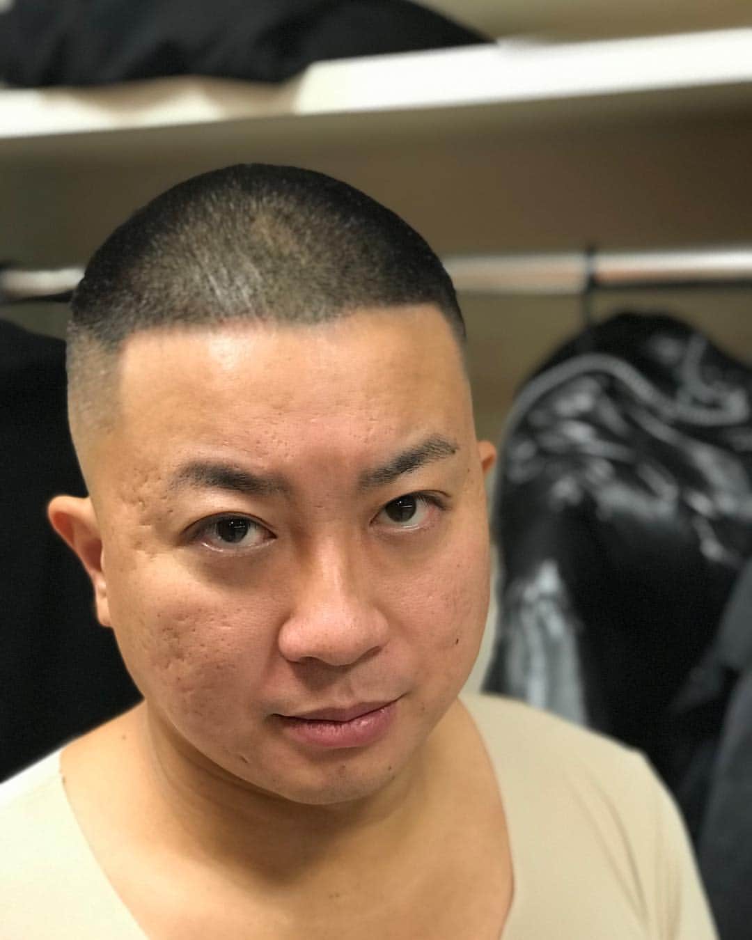 川島明のインスタグラム：「チョコレートプラネット松尾くん  #お姉ちゃんのアイプチを夜中こっそり使った野球部員 #ひくほど怒られたけど涙こらえて接客する寿司屋の見習い #尻が切り裂けそうなほどの角度でフンドシ締めて神輿かついでる人 #フィリピンのＤＦのトレーディングカード #ケンカは強くないけど人望でのし上がった番長 #結局いつもそばにいてくれたのは花沢さんだったと気づいたカツオ #きのこの山を睨むたけのこの里 #独自の世界をどんだけでも突き進むコント職人」