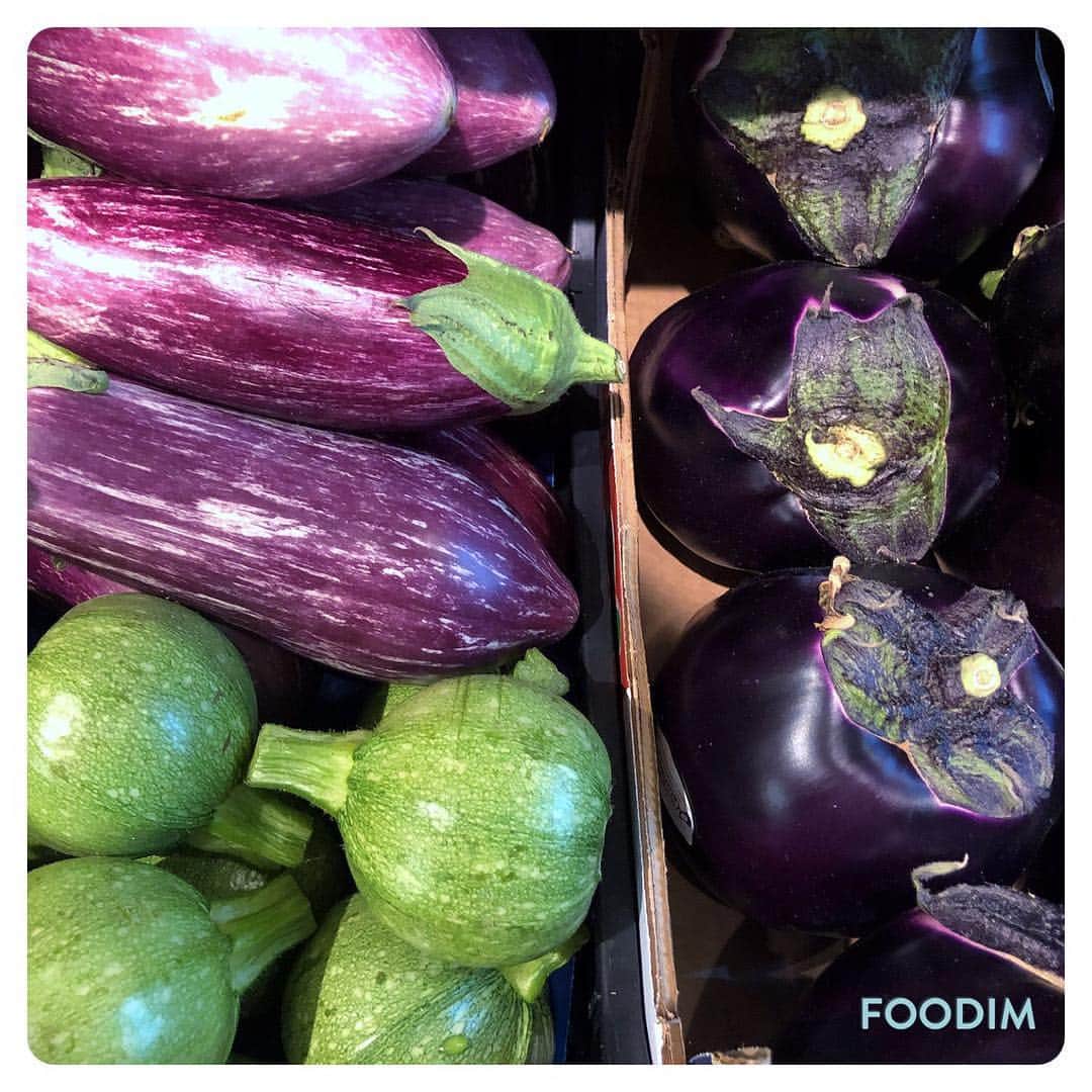 ナイジェラ・ローソンさんのインスタグラム写真 - (ナイジェラ・ローソンInstagram)「The beauty! Graffiti aubergines/eggplants, round purple-black ones, and tender-skinned round courgettes/zucchini.」3月24日 20時48分 - nigellalawson
