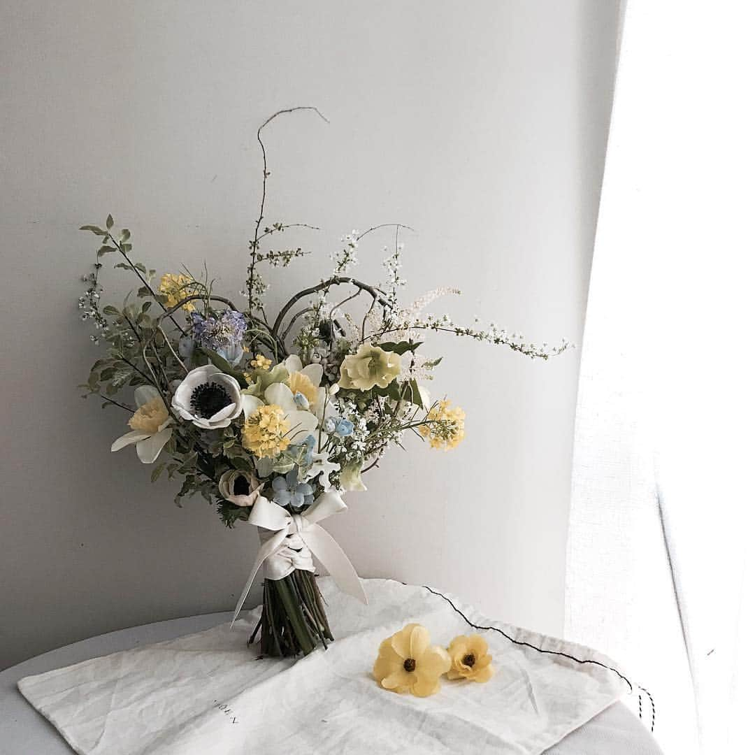 플로리스트 이주연 florist Lee Ju Yeonさんのインスタグラム写真 - (플로리스트 이주연 florist Lee Ju YeonInstagram)「. . #바네스플라워부케 #하트부케 #하트꽃다발 . 봄에 촬영용 부케로 찰떡 💛 . #수업문의 #주문예약 #lesson #Order  Katalk ID vaness52 클래스상시모집 당일꽃주문가능 WeChat ID vaness_flower E-mail vanessflower@naver.com . 강남구 신사동 515-2 📞02-545-6813 . #vanessflower #florist #flowershop #handtied #flowerlesson #花束 #花束包装 #바네스플라워 #플라워카페 #플로리스트 #꽃다발 #부케 #플로리스트학원 #신사동꽃집 #신사역꽃집 #꽃꽂이수업 #플라워레슨 #꽃다발포장법 #꽃주문 #하우스웨딩 #대관 #카페대관 #강남카페대관」3月24日 20時48分 - vanessflower