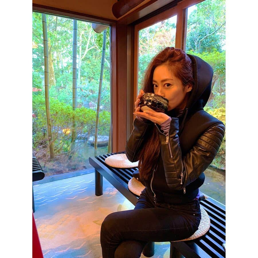 松岡李那さんのインスタグラム写真 - (松岡李那Instagram)「お抹茶は如何ですか？🍵 遥か伊東まで癒されに来ました🐻❤️ #山もも 一粒食べるごとに1年長生きするんだって☺️❣️🍑🍑🍑🍑🍑🍑🍑🍑🍑🍑🍑 おばあちゃんに20個食べさせよう計画❗️ どんな泉質か楽しみ楽しみ☺️♨️ #長寿の秘訣 #温泉旅館 #温泉旅行 #温泉好きな人と繋がりたい」3月24日 20時48分 - linahxoxo