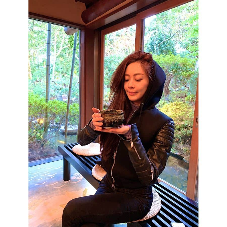 松岡李那さんのインスタグラム写真 - (松岡李那Instagram)「お抹茶は如何ですか？🍵 遥か伊東まで癒されに来ました🐻❤️ #山もも 一粒食べるごとに1年長生きするんだって☺️❣️🍑🍑🍑🍑🍑🍑🍑🍑🍑🍑🍑 おばあちゃんに20個食べさせよう計画❗️ どんな泉質か楽しみ楽しみ☺️♨️ #長寿の秘訣 #温泉旅館 #温泉旅行 #温泉好きな人と繋がりたい」3月24日 20時48分 - linahxoxo